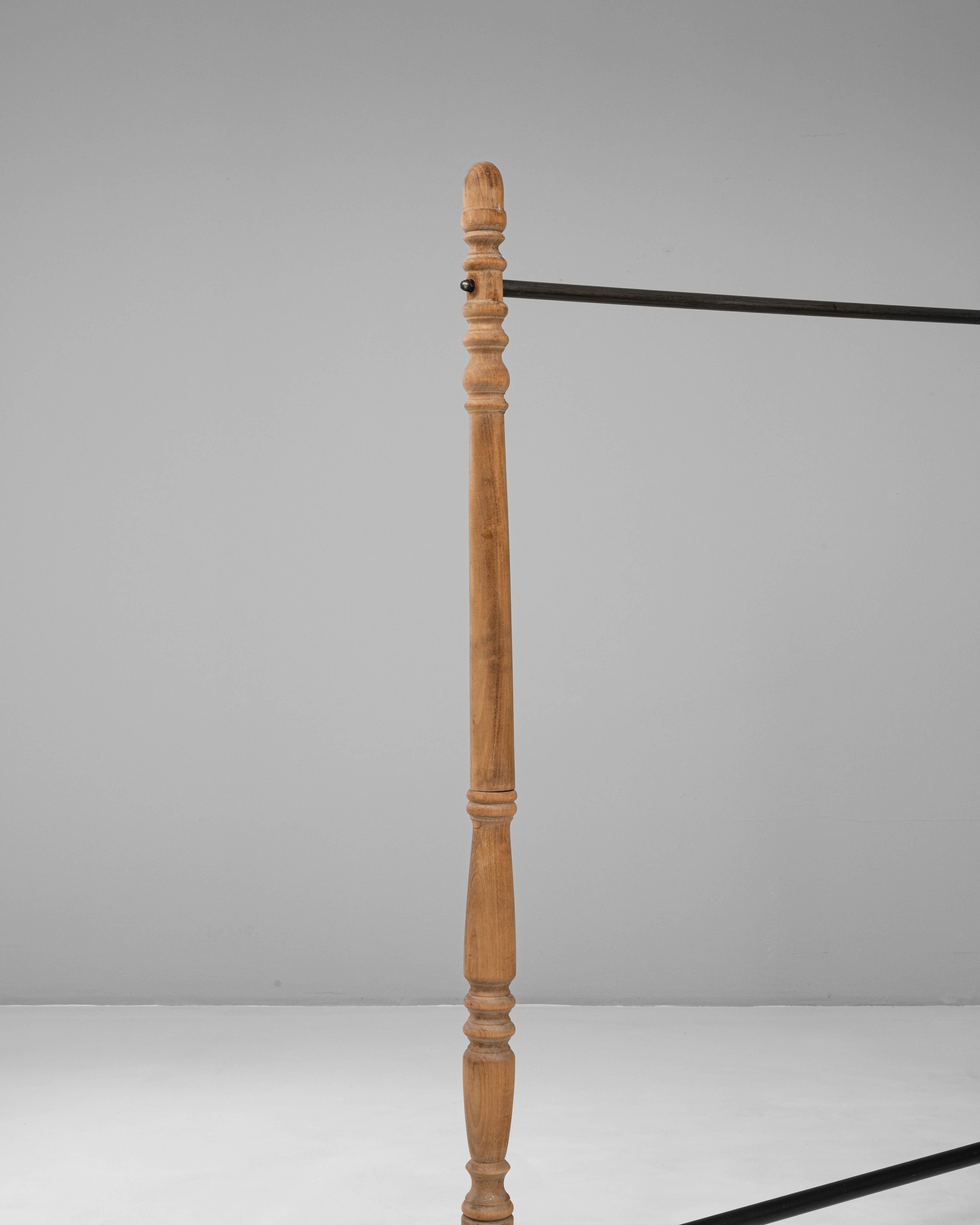 Appendiabiti francese in metallo e legno del XX secolo in vendita 2