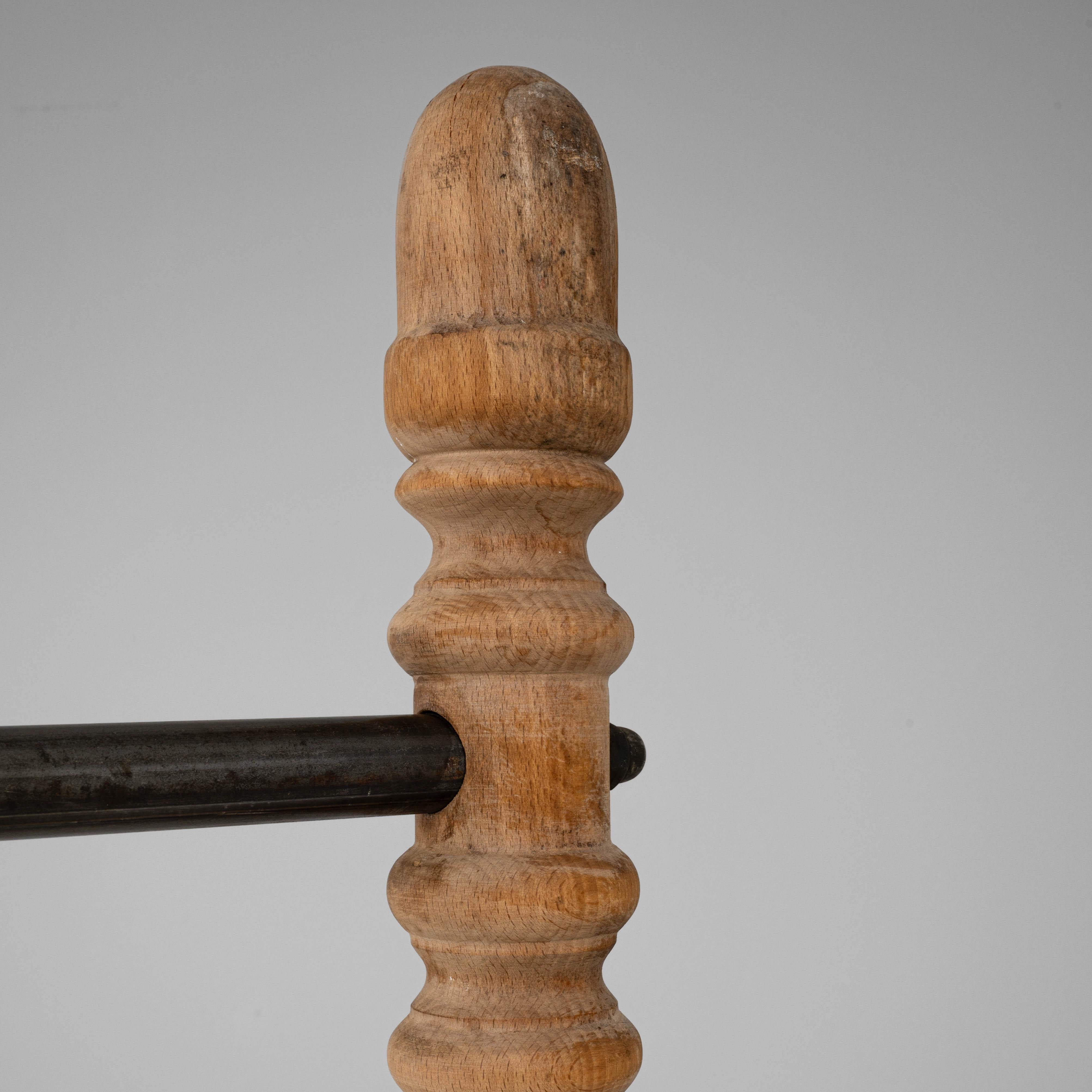 Appendiabiti francese in metallo e legno del XX secolo in vendita 4
