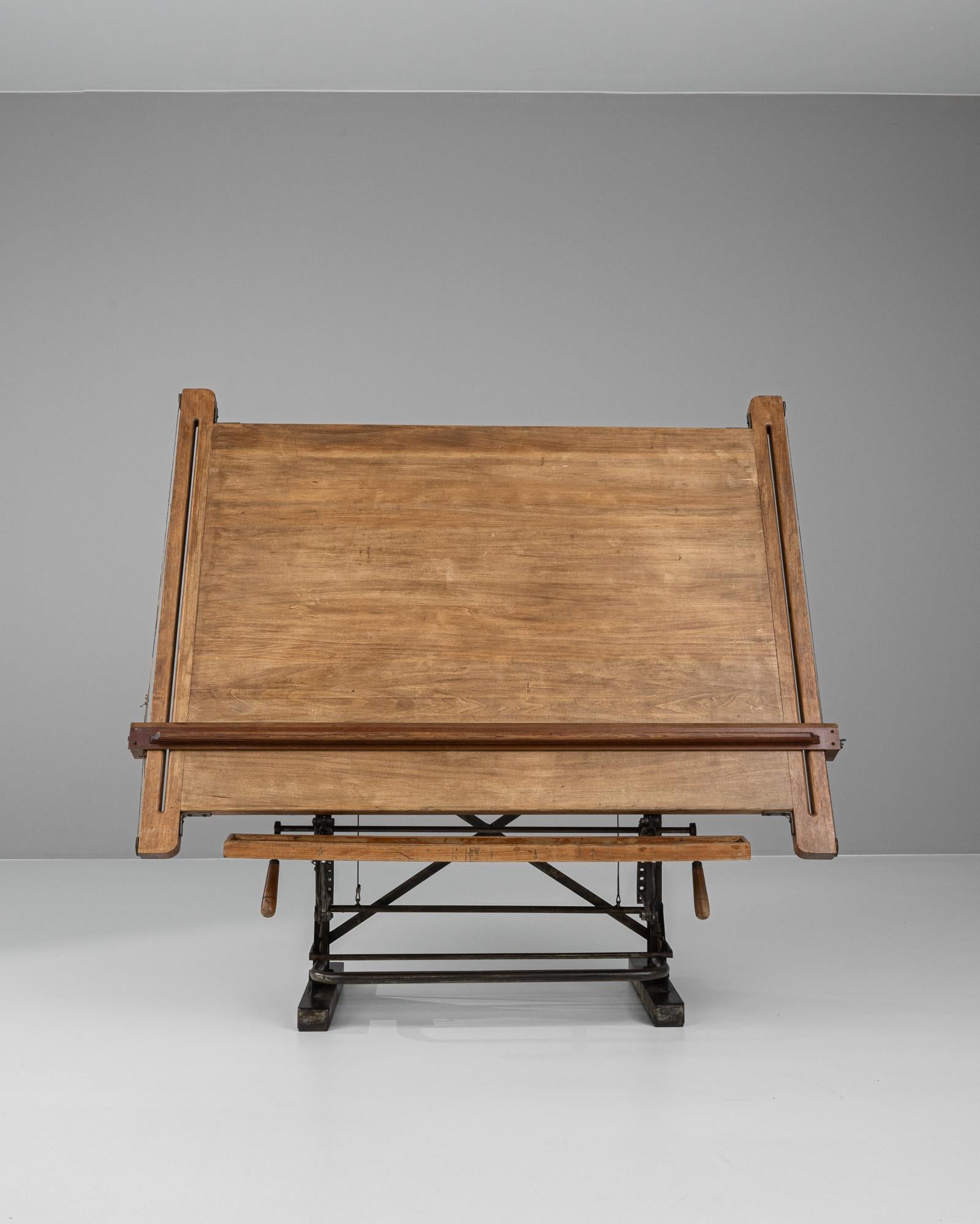 Français Table à dessin en métal et bois du 20ème siècle