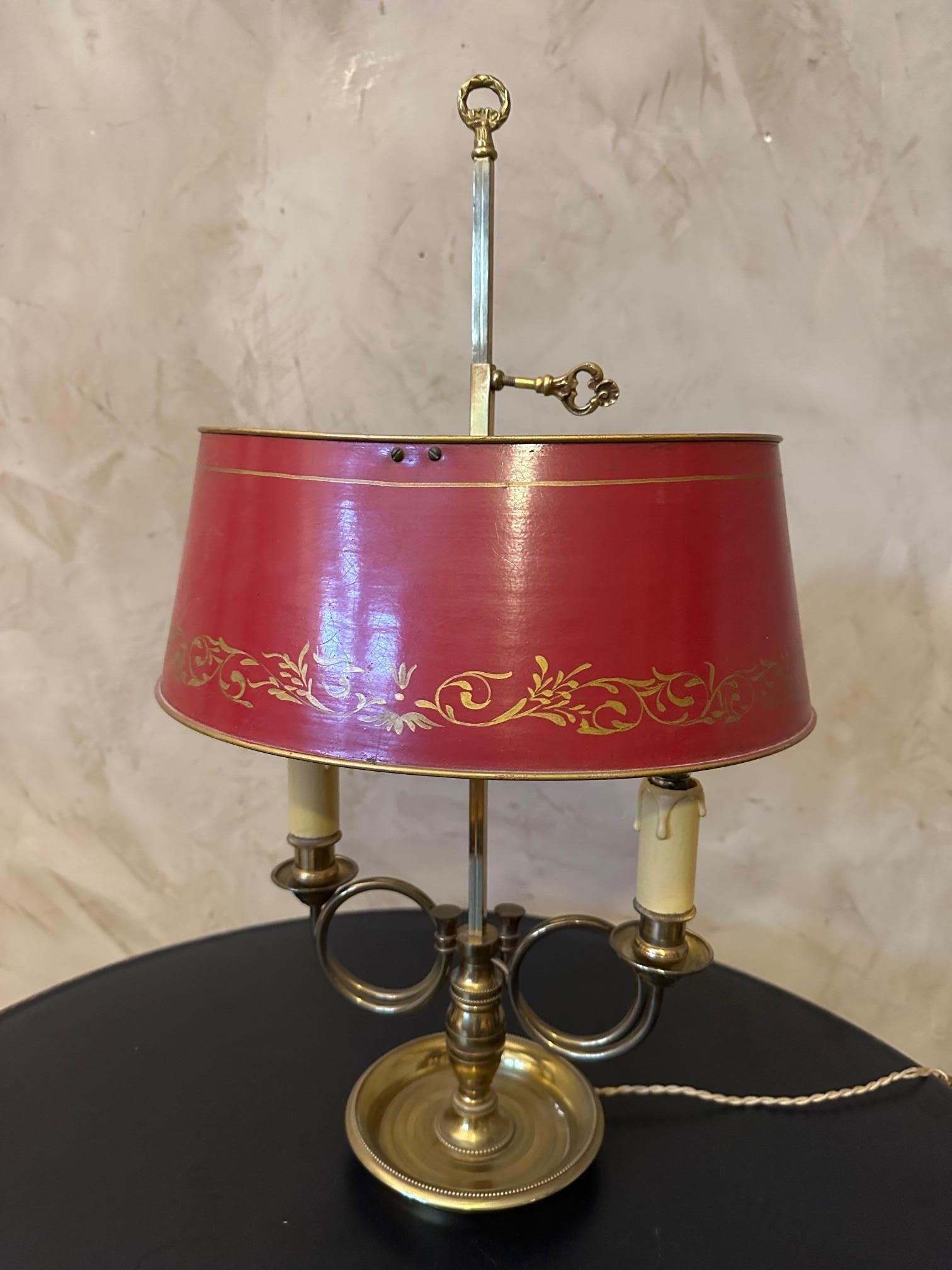 Very beautiful bouillotte lamp from the 50s in brass and painted red metal lampshade with fine gold decoration and which can be adjusted in height. Two small base bulbs.
Which gives a beautiful light. Good condition and very good quality.
