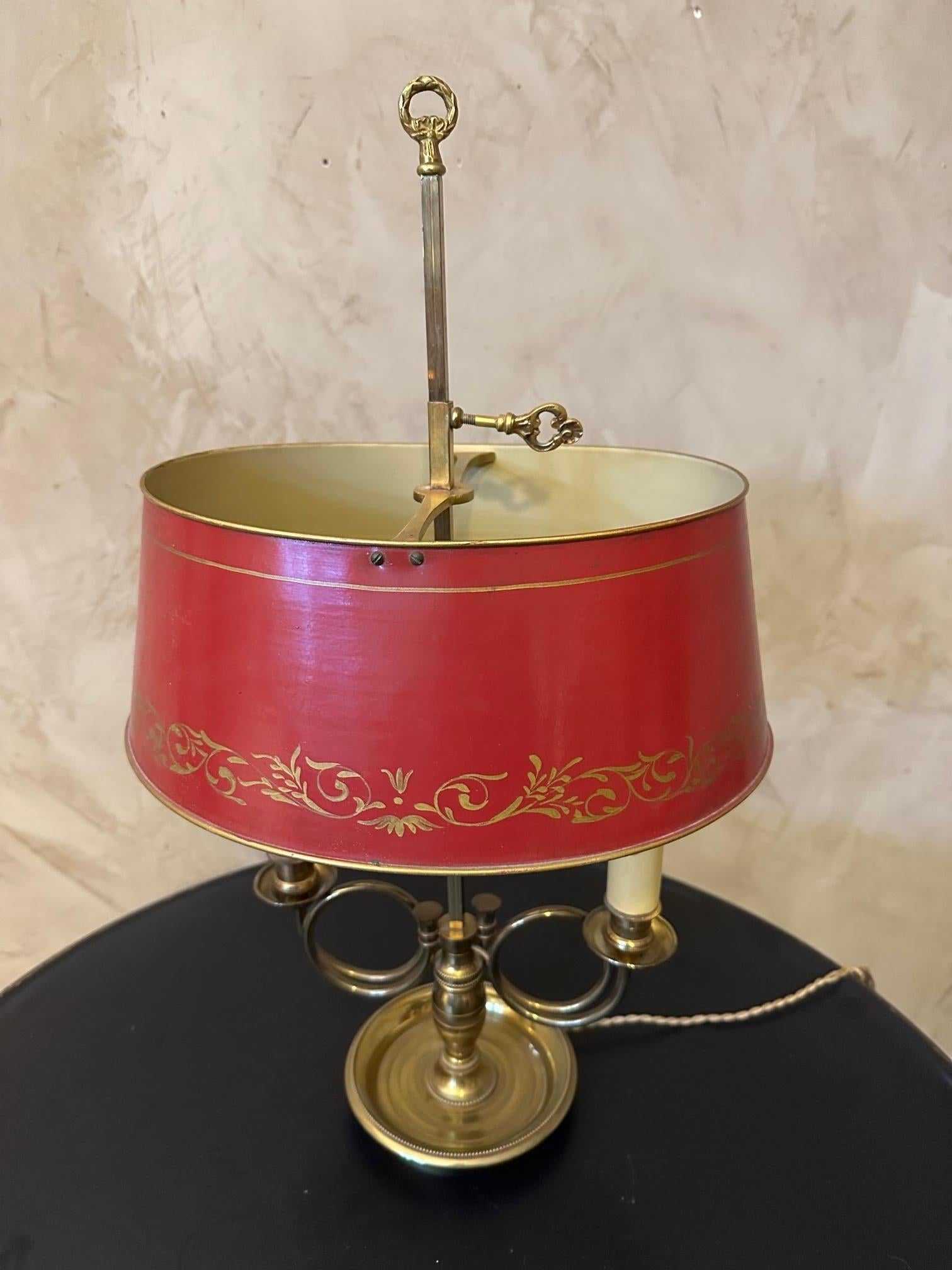 20th century French Mid-century Brass and Hand painted Tole Shade In Good Condition For Sale In LEGNY, FR
