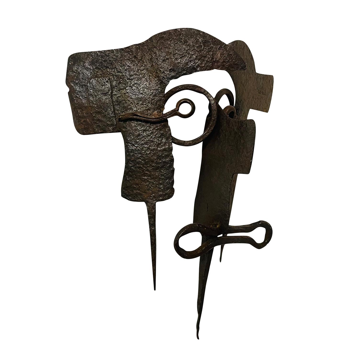Una scultura da parete astratta e vintage del Mid-Century Modern francese in metallo lavorato a mano, in buone condizioni. L'arredamento brutalista è influenzato da Pablo Picasso. Leggero scolorimento dovuto all'età. Usura coerente con l'età e