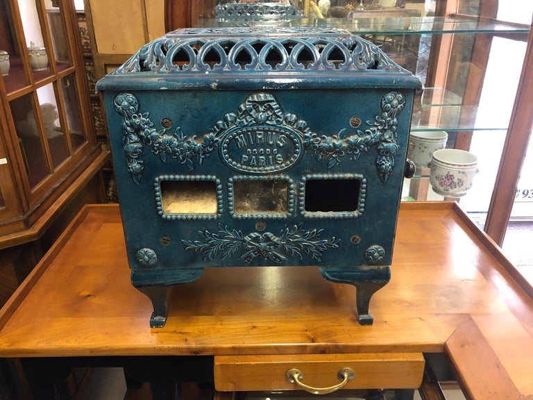 poêle à bois français Mirus du 20ème siècle en céramique bleue et grande décoration sur 1stDibs