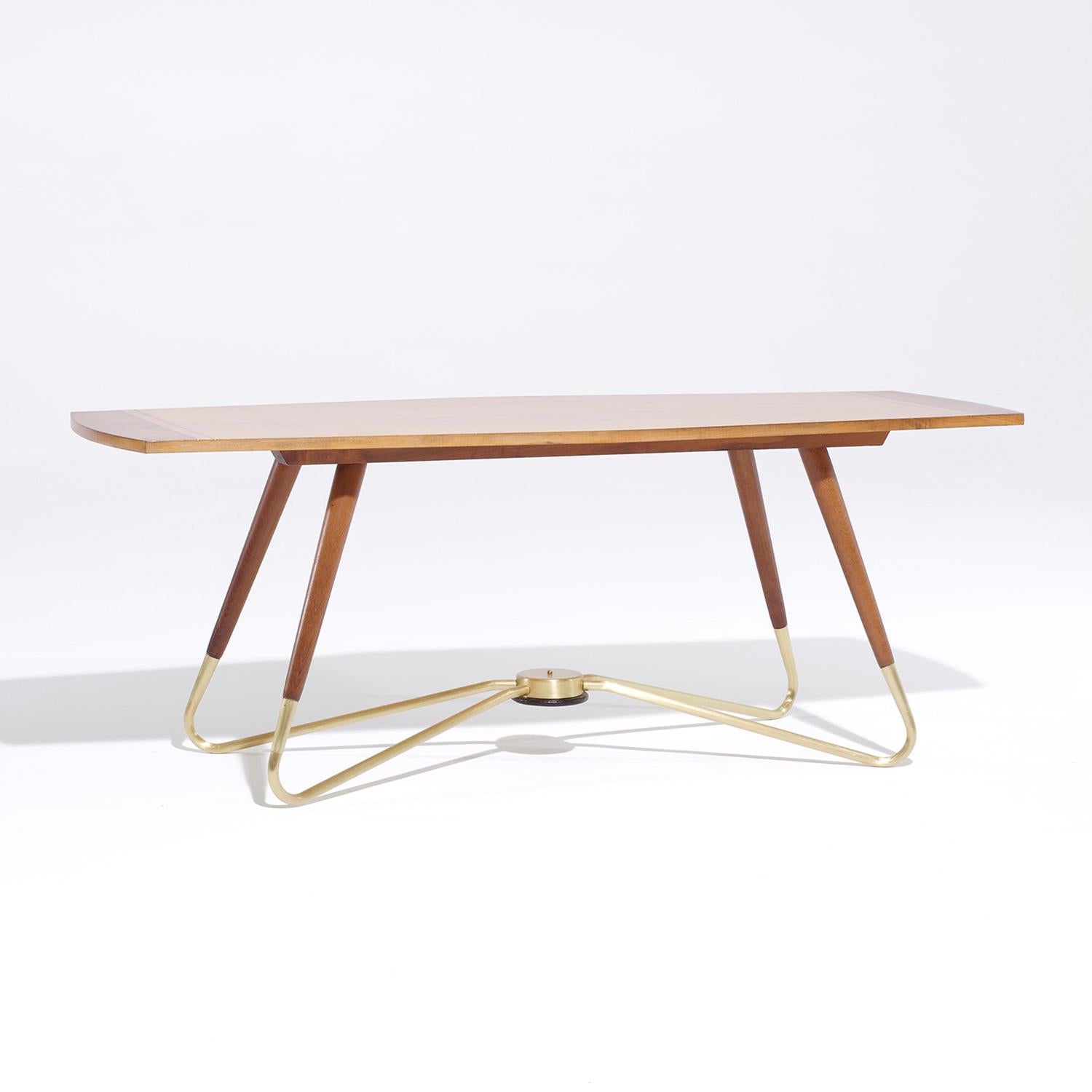 Un sculptural canapé allemand moderne du milieu du siècle, une table basse en bois d'érable et en noyer polis fabriqués à la main, conçus et produits par Ilse Technik Möbel en bon état. La table d'appoint repose sur quatre pieds en bois inclinés et