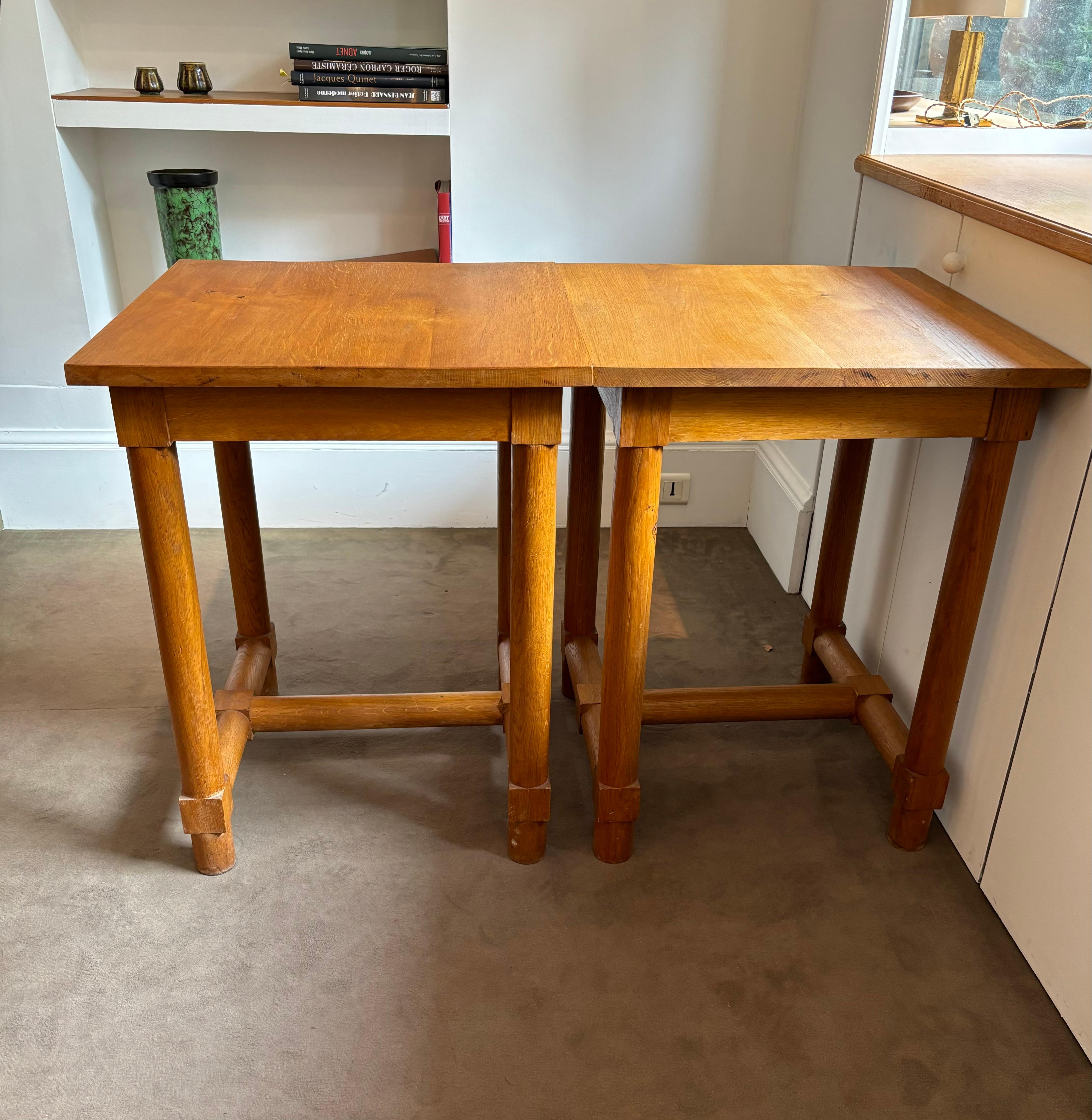 Ein Paar Beistelltische aus Eichenholz von Jacques Adnet, einem der bedeutendsten Designer Frankreichs. 

Diese Tische sind gut dokumentiert und charakteristisch für den Stil von Adnet aus den 1940er Jahren (siehe Jacques Adnet, S. 175 mit Verweis