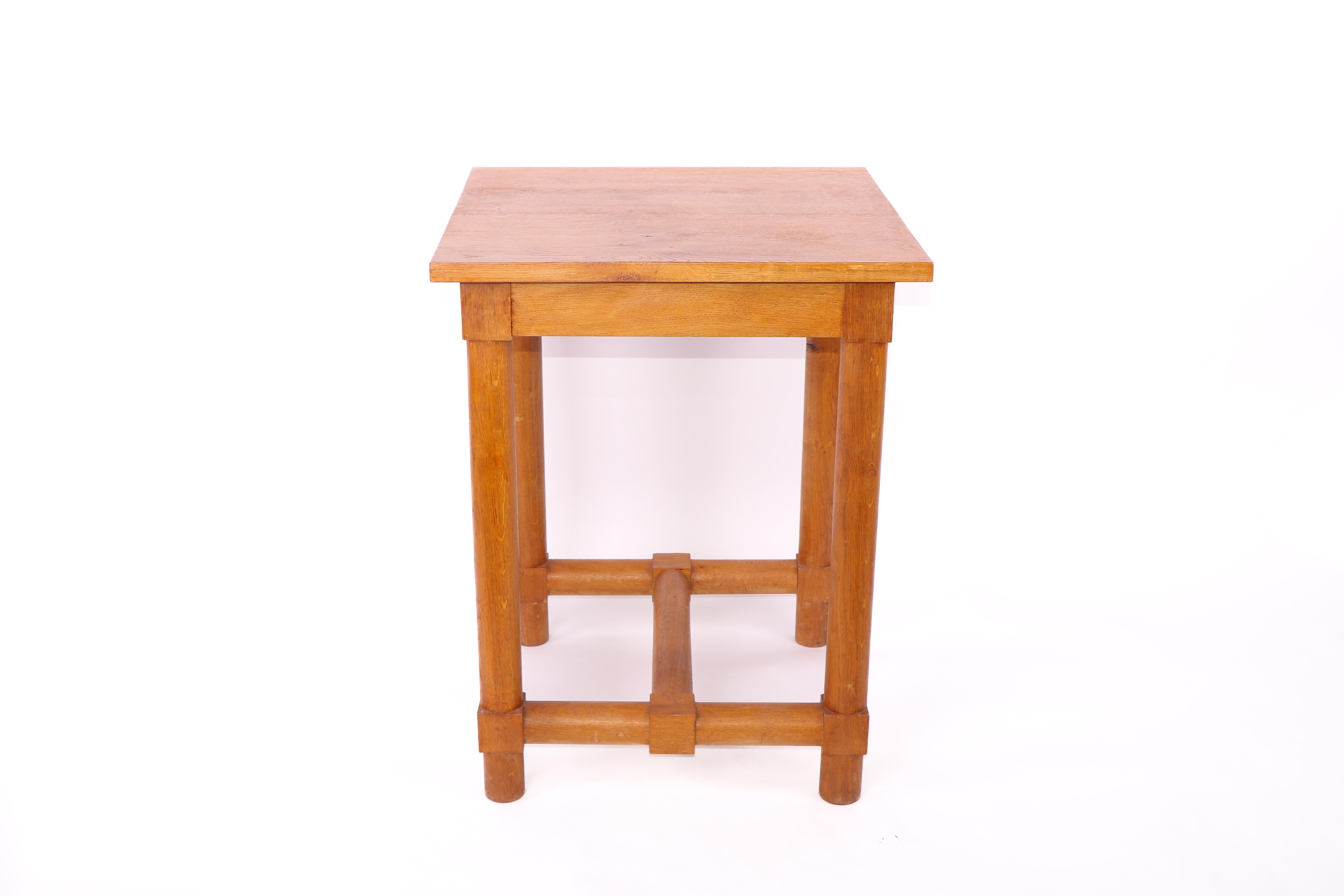 Pareja de mesas auxiliares modernistas francesas del siglo XX de Jacques Adnet Moderno de mediados de siglo en venta