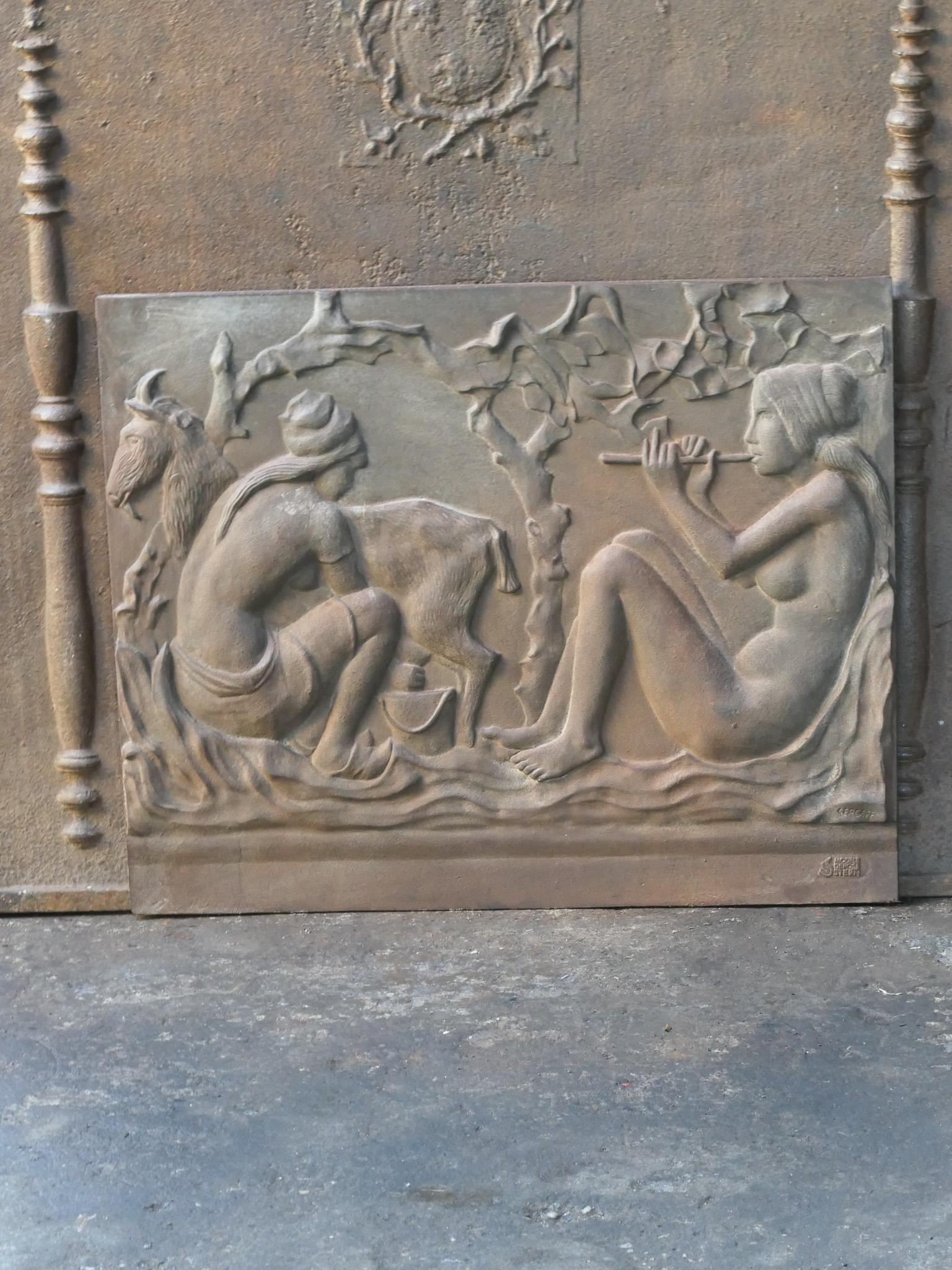 Plaque de cheminée moderniste française du 20e siècle représentant une scène rurale.

La plaque de cheminée est en fonte et a une patine brune naturelle. Sur demande, il peut être fabriqué en noir / étain sans frais supplémentaires. Il est en bon