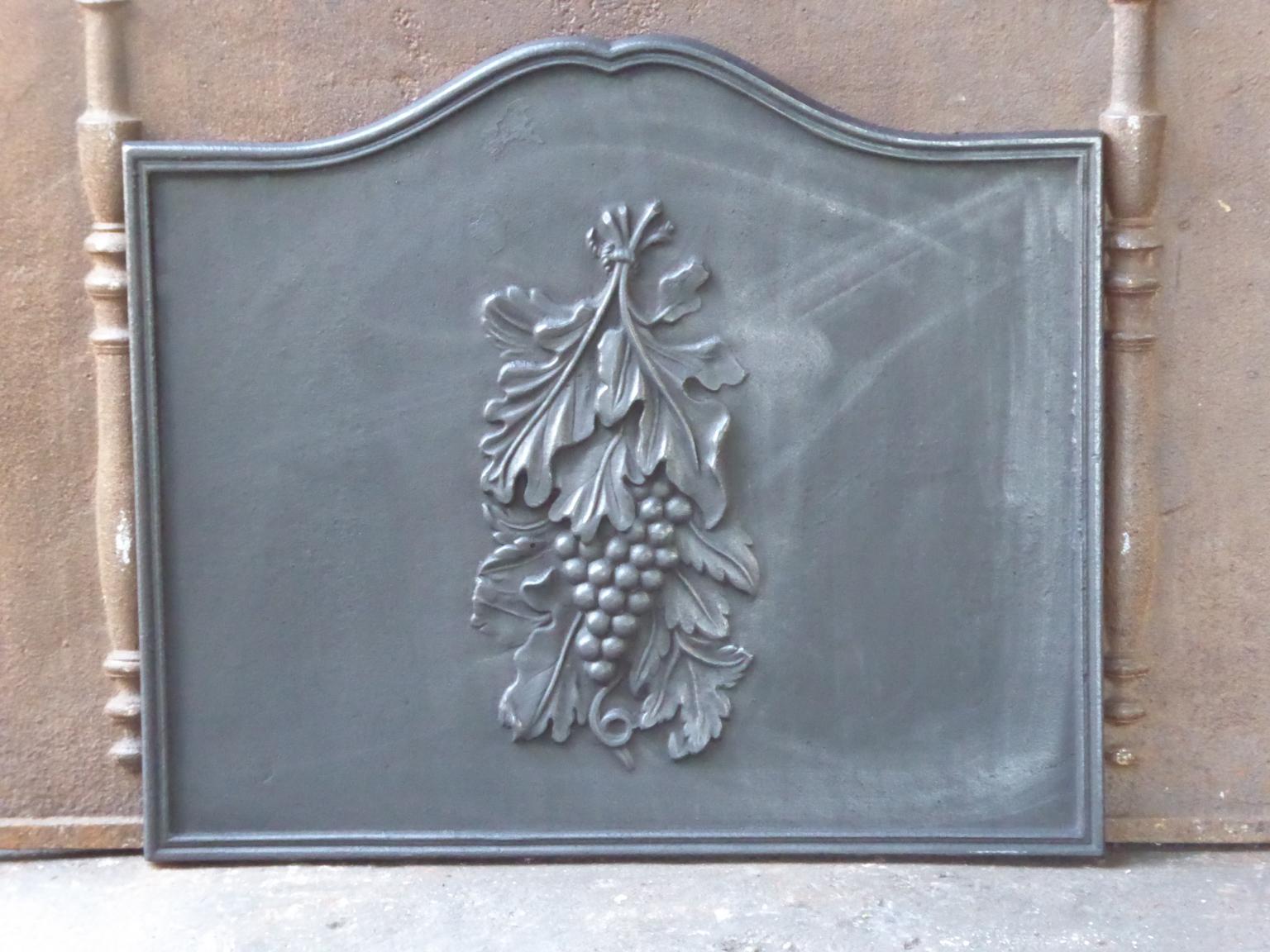 20th century French modernist fireback with a vine with grapes. 

The fireback is made of cast iron and has a black / pewter patina. It is in a good condition, without cracks.