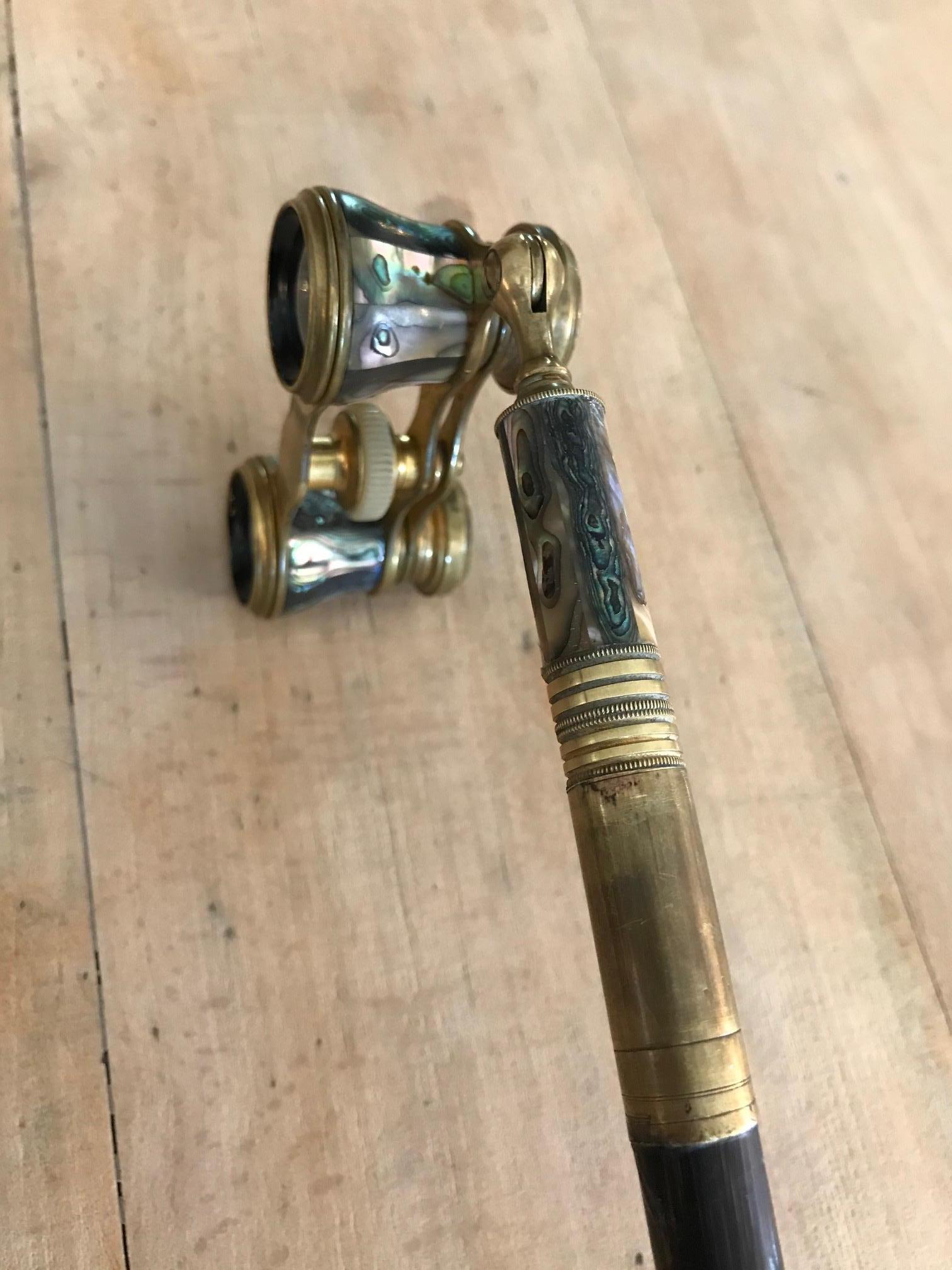 20th century French Mother of Pearl and Brass Opera Glass Stick In Good Condition For Sale In LEGNY, FR