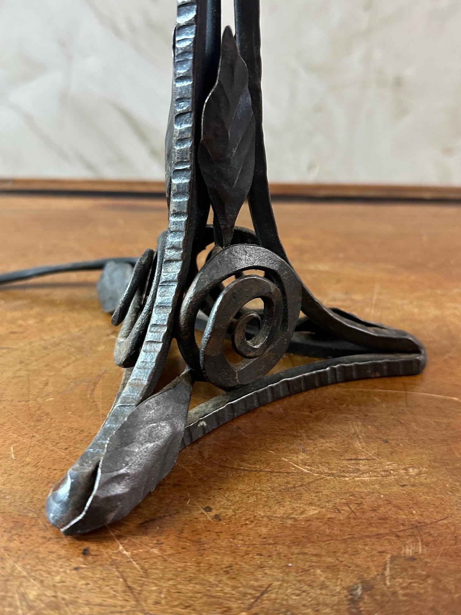 20e siècle Lampe de table en verre et fer forgé de Muller Frères, 1930 en vente 3
