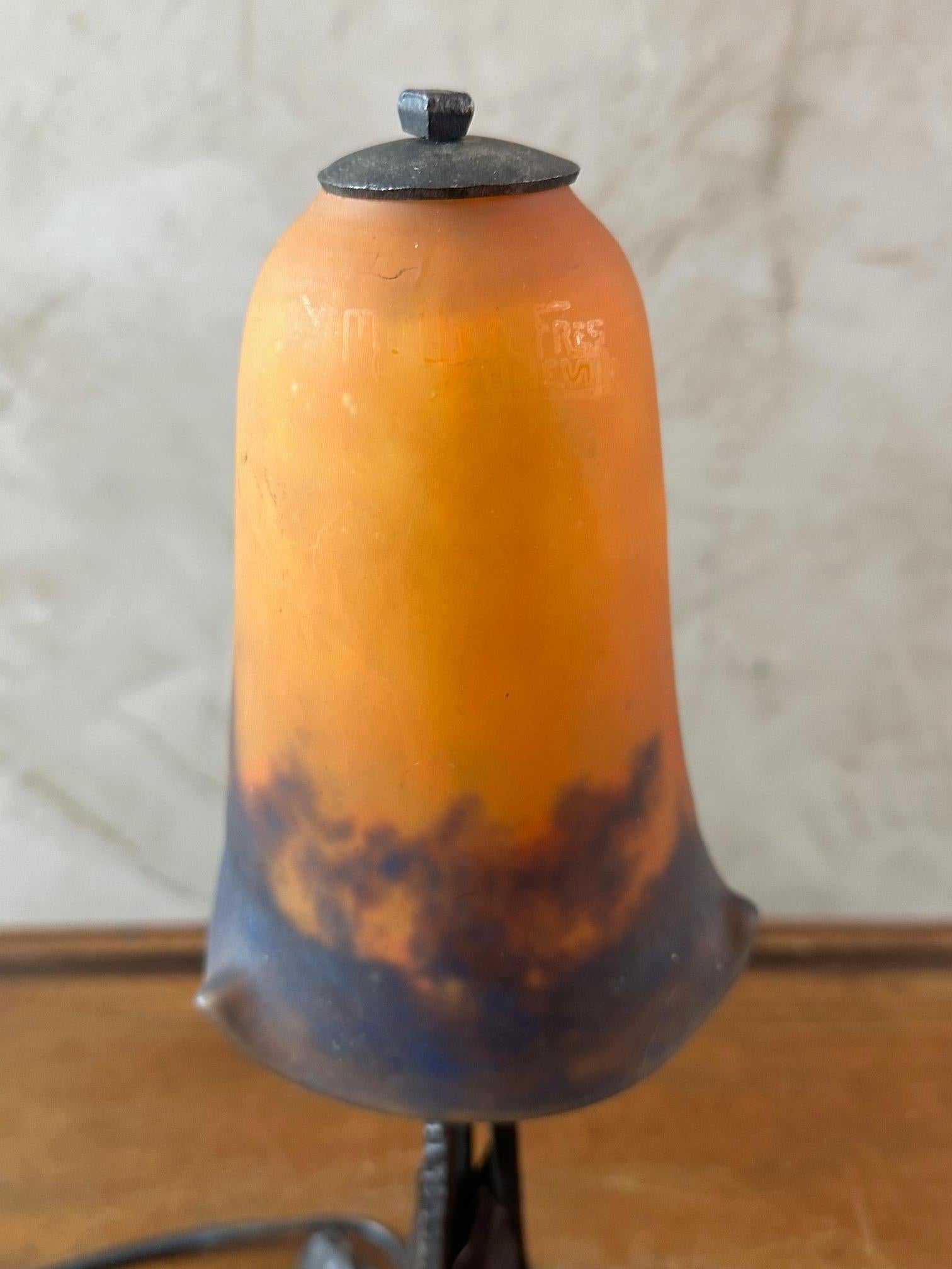 20e siècle Lampe de table en verre et fer forgé de Muller Frères, 1930 en vente 4