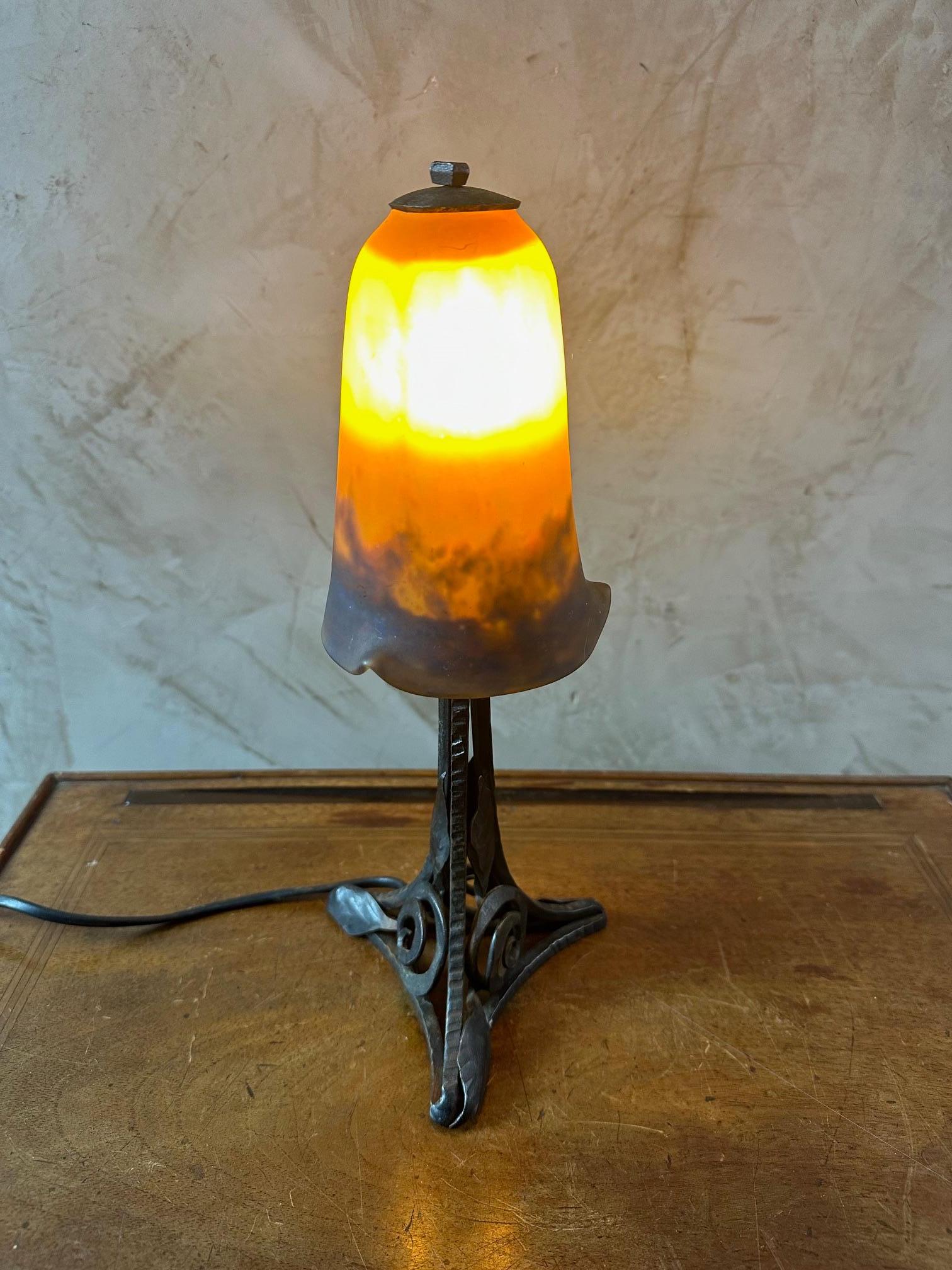 Art déco 20e siècle Lampe de table en verre et fer forgé de Muller Frères, 1930 en vente
