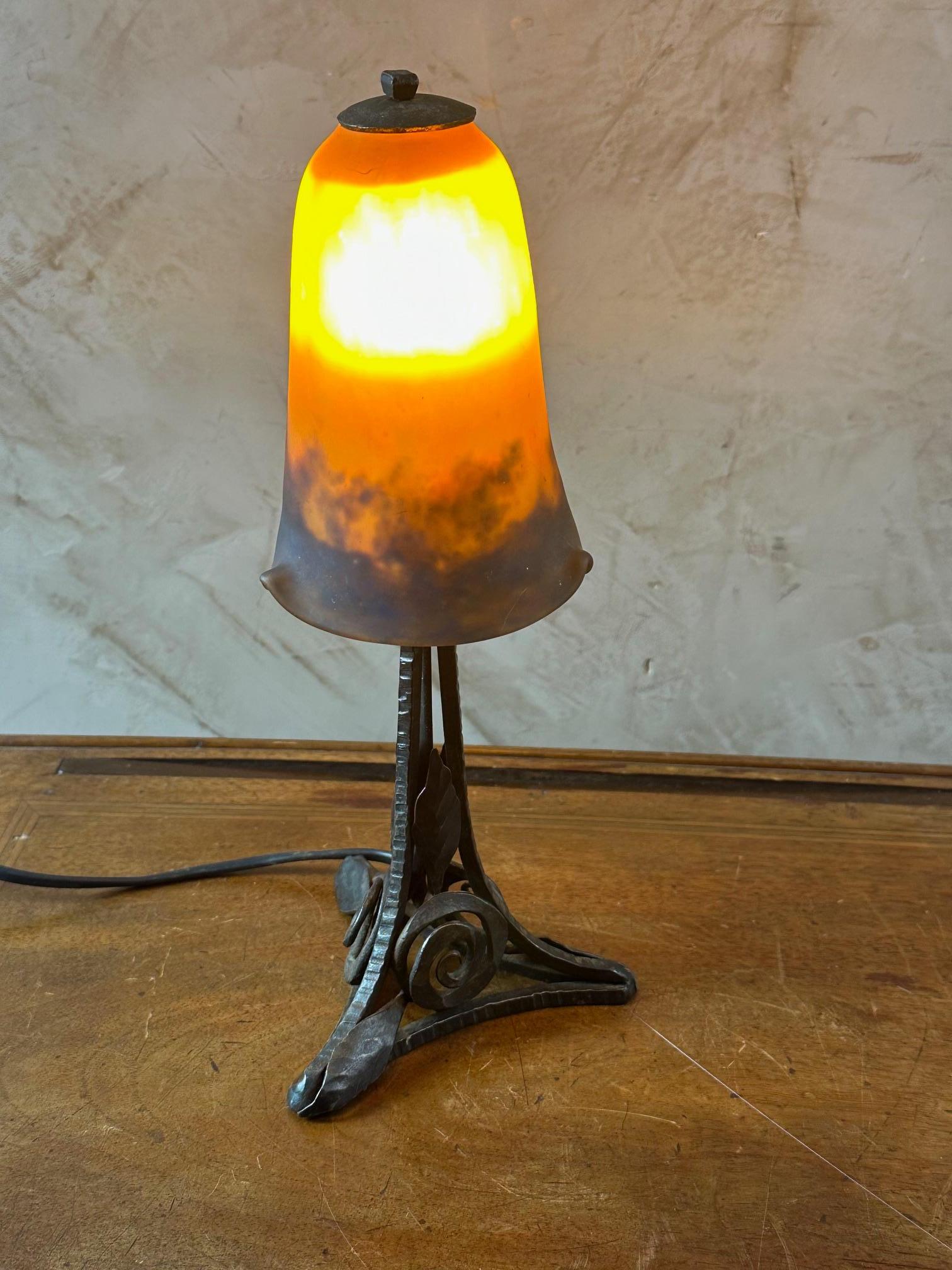 20e siècle Lampe de table en verre et fer forgé de Muller Frères, 1930 Bon état - En vente à LEGNY, FR
