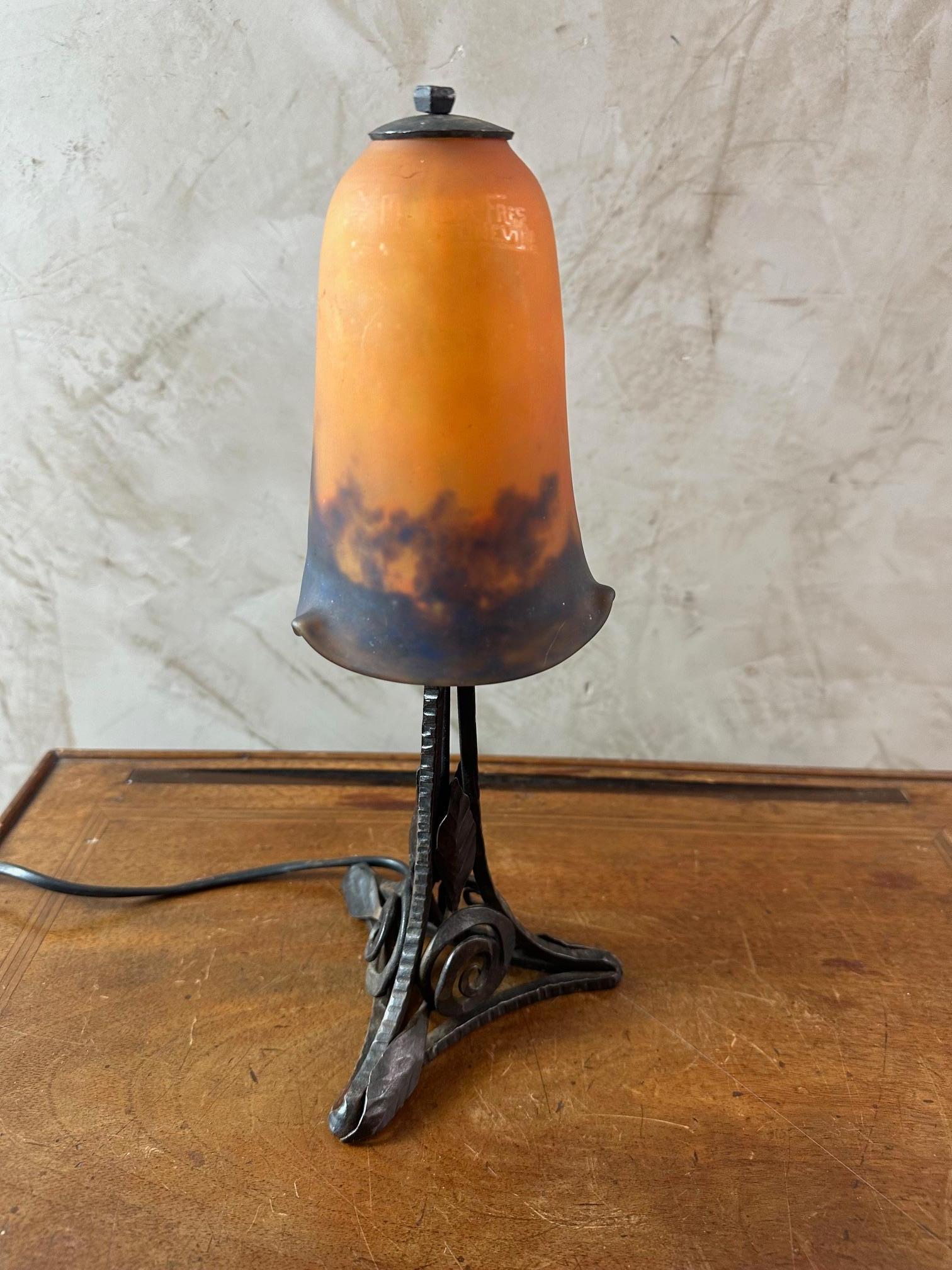 Milieu du XXe siècle 20e siècle Lampe de table en verre et fer forgé de Muller Frères, 1930 en vente