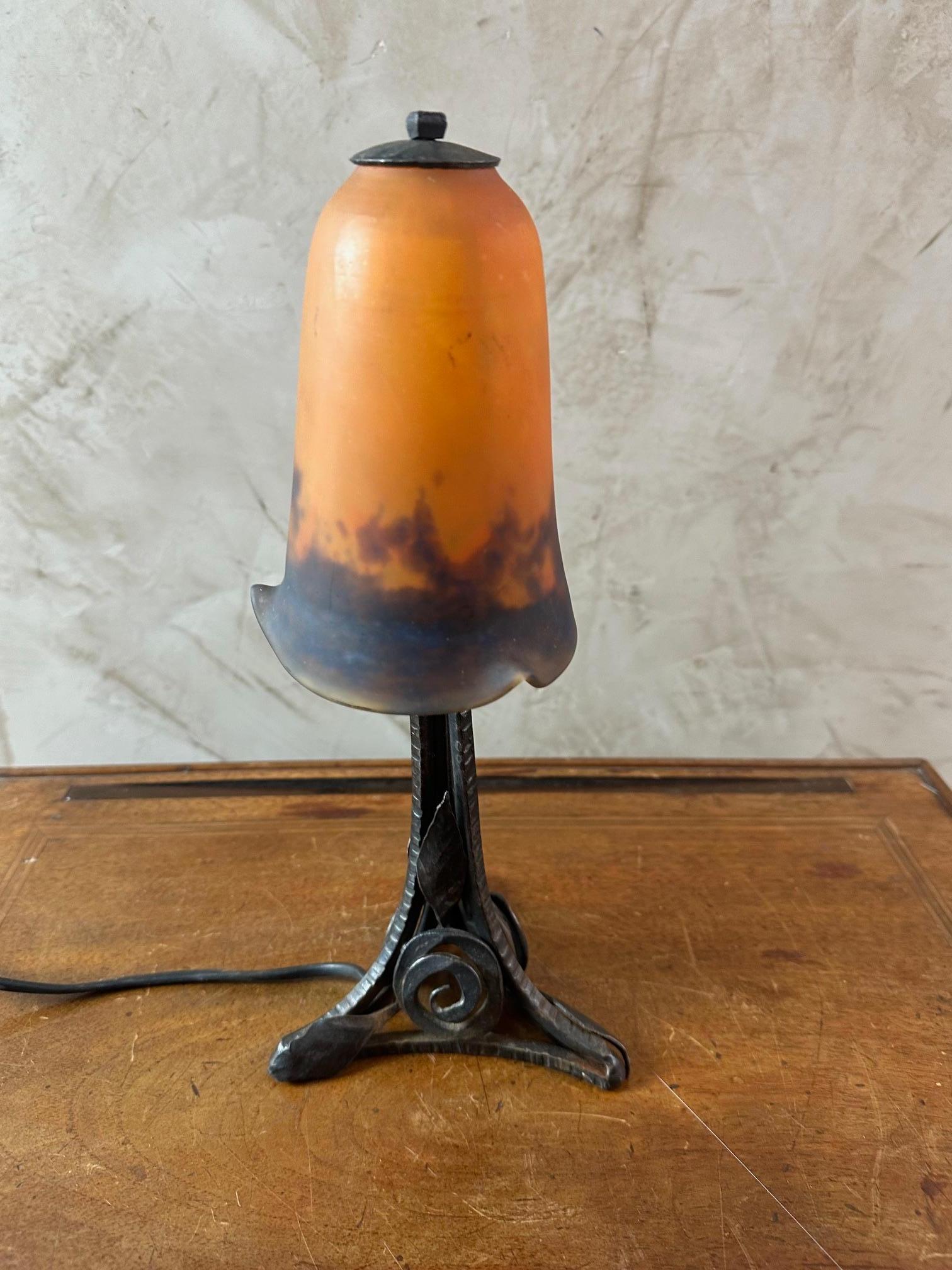 Verre 20e siècle Lampe de table en verre et fer forgé de Muller Frères, 1930 en vente
