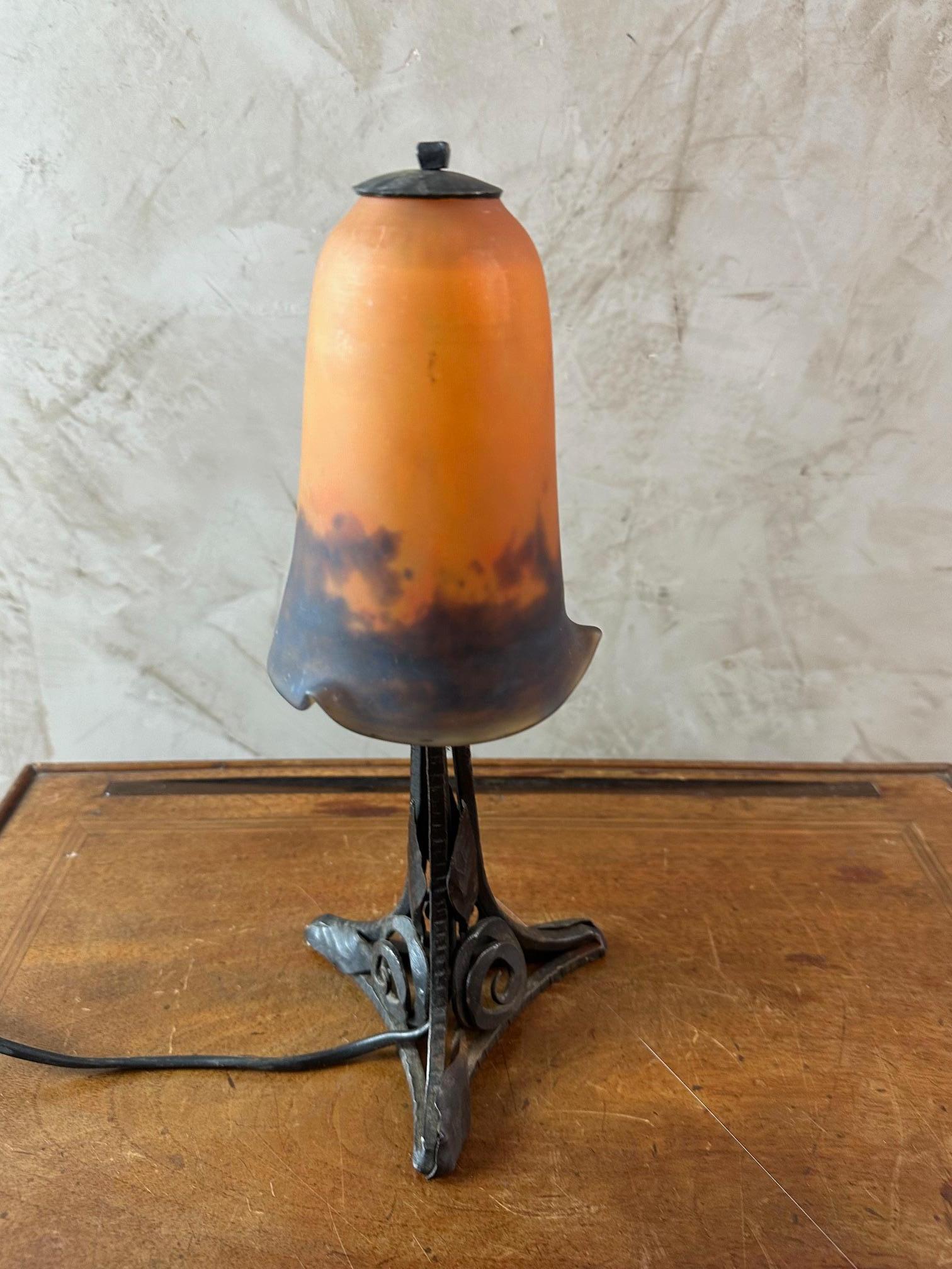 20e siècle Lampe de table en verre et fer forgé de Muller Frères, 1930 en vente 1