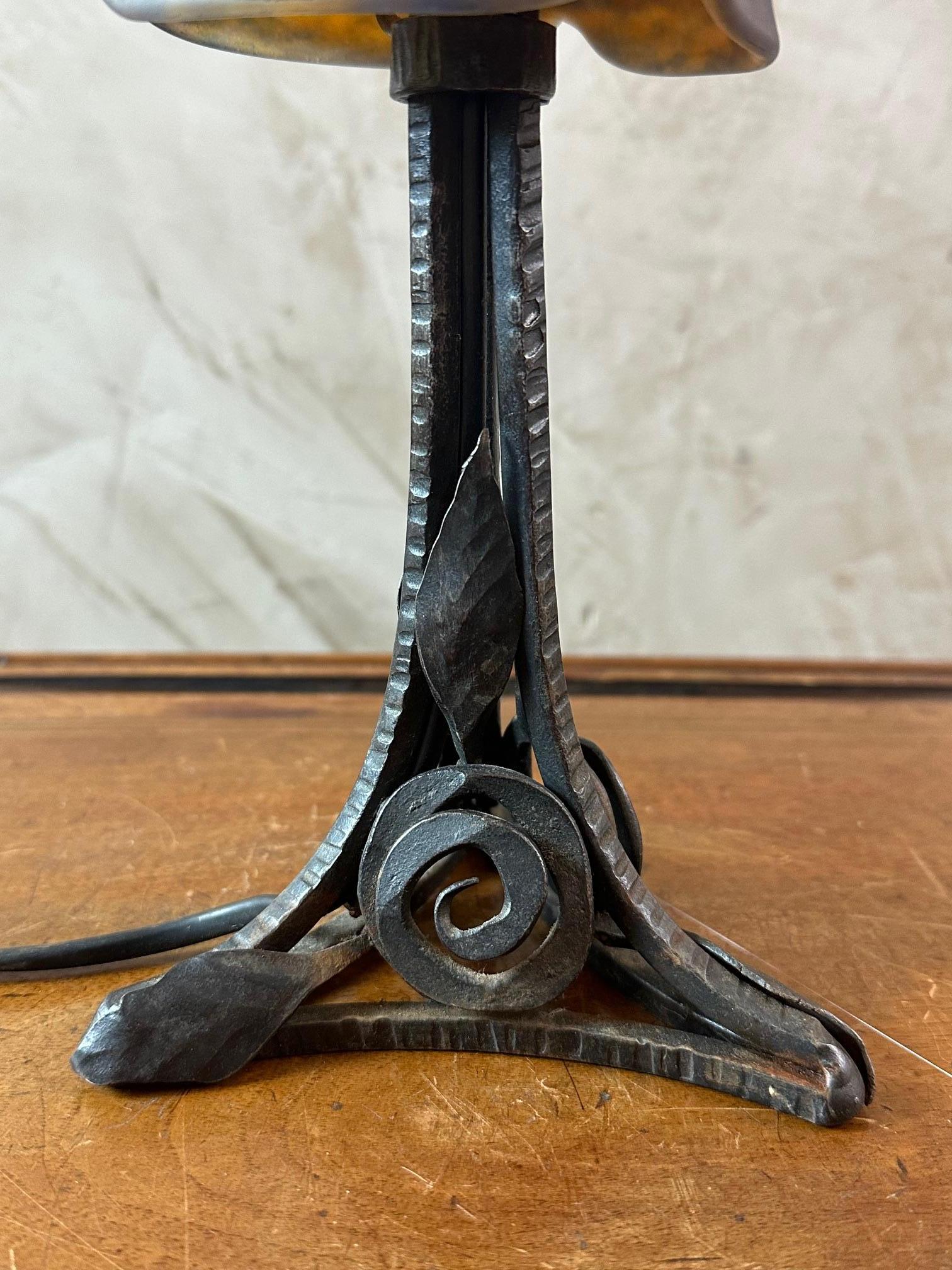 20e siècle Lampe de table en verre et fer forgé de Muller Frères, 1930 en vente 2