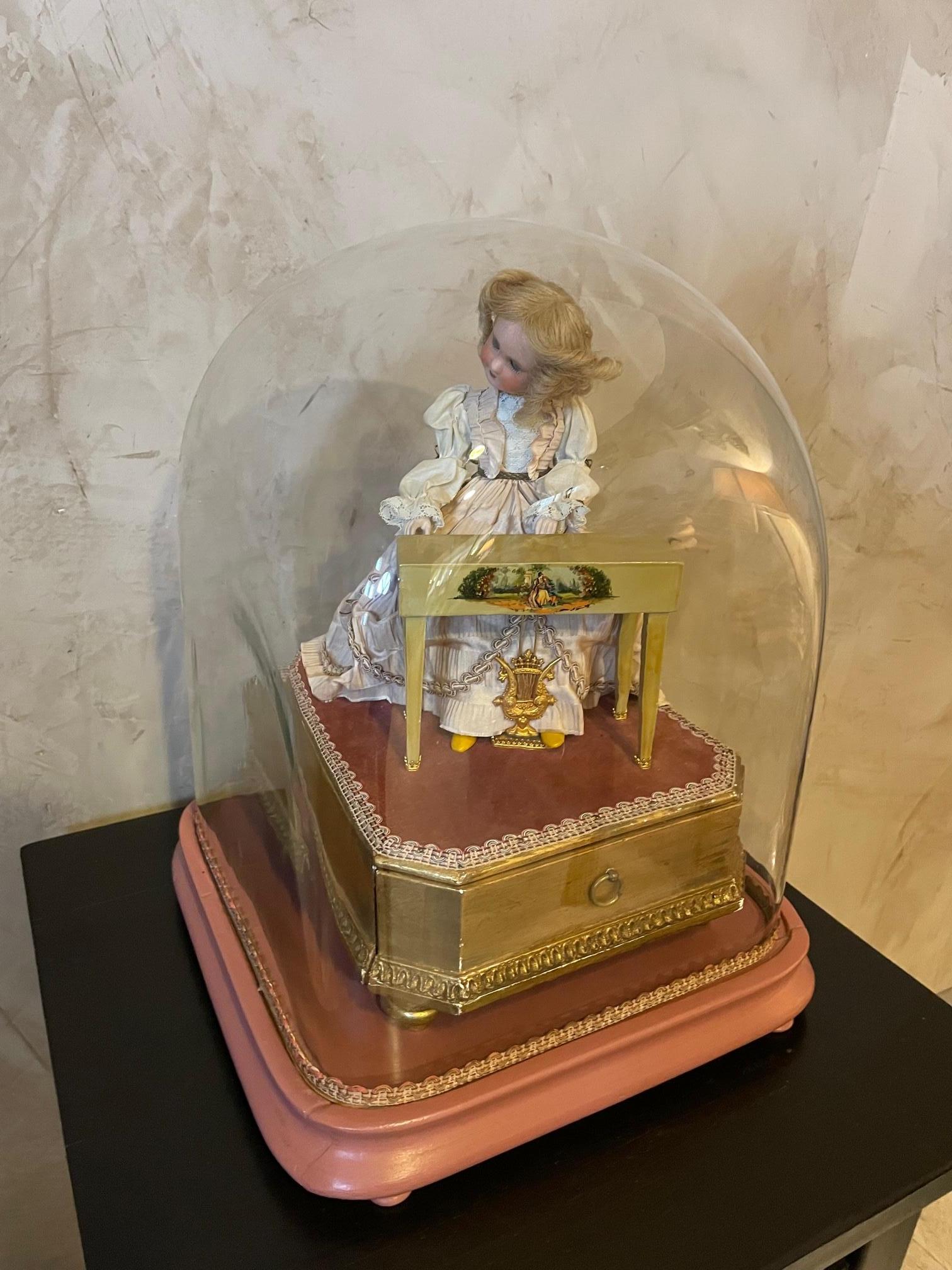 Prächtige und seltene Automatenpianistenpuppe unter einer Weltkugel, hergestellt vom Automatenreparateur und -hersteller Jean Farkas in den 1950er Jahren. 
Die Puppe spielt eine Serenade von Haydens von Mozart, ihre Arme und ihr Kopf sind beweglich