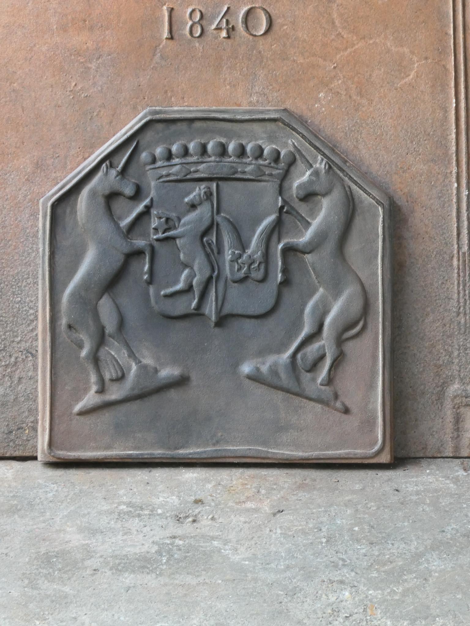 Bellissimo parafuoco francese del XX secolo in stile Napoleone III con uno stemma sconosciuto.

Lo schienale del caminetto è in ghisa e presenta una patina marrone. Su richiesta, può essere realizzato in nero/acciaio. È in buone condizioni e non