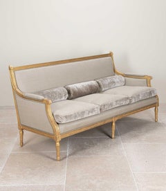 Sofá francés del siglo XX de madera dorada tallada de estilo neoclásico de Maison Jansen