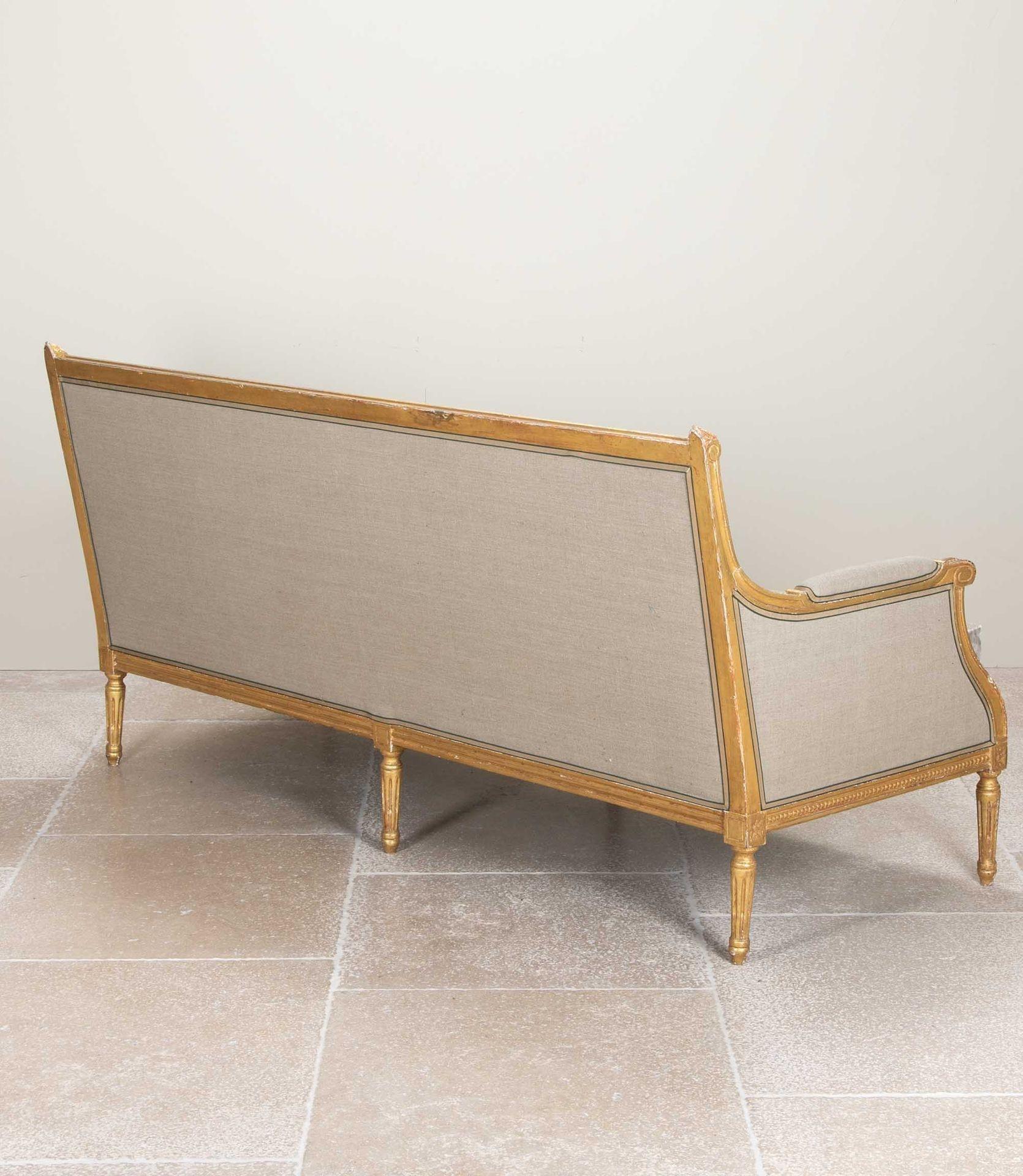 Sofá francés del siglo XX de madera dorada tallada de estilo neoclásico de Maison Jansen Neoclásico en venta