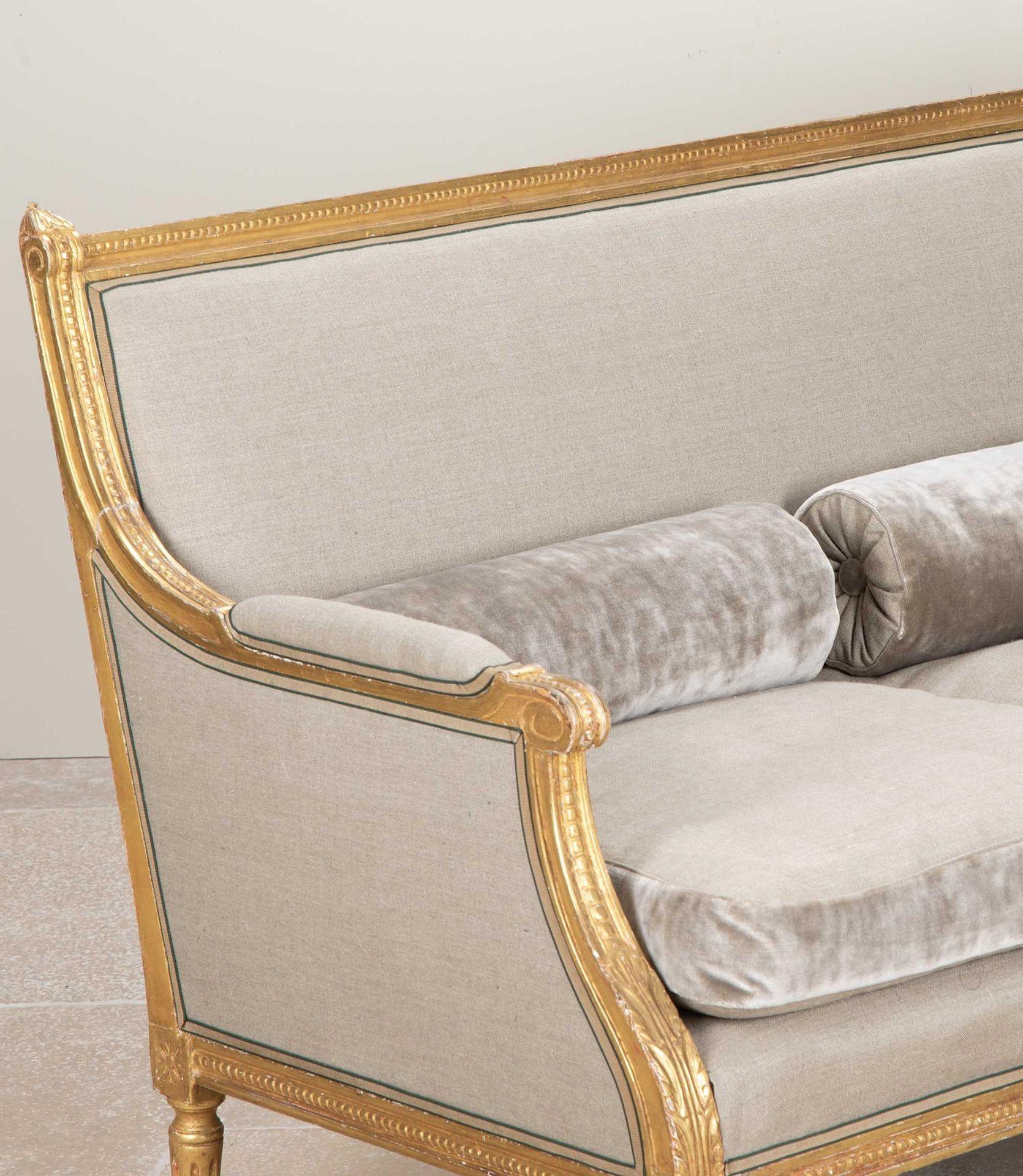 Sofá francés del siglo XX de madera dorada tallada de estilo neoclásico de Maison Jansen Francés en venta