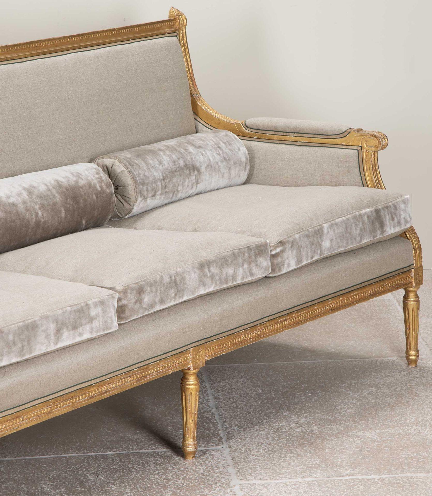Sofá francés del siglo XX de madera dorada tallada de estilo neoclásico de Maison Jansen en Bueno estado para la venta en Gloucestershire, GB