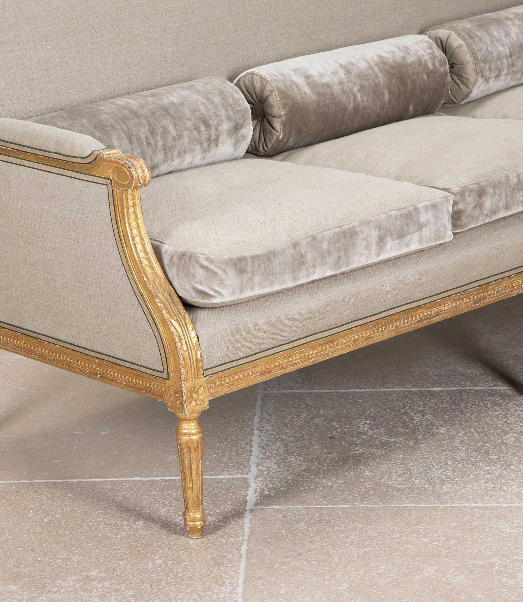 Sofá francés del siglo XX de madera dorada tallada de estilo neoclásico de Maison Jansen mediados del siglo XX en venta