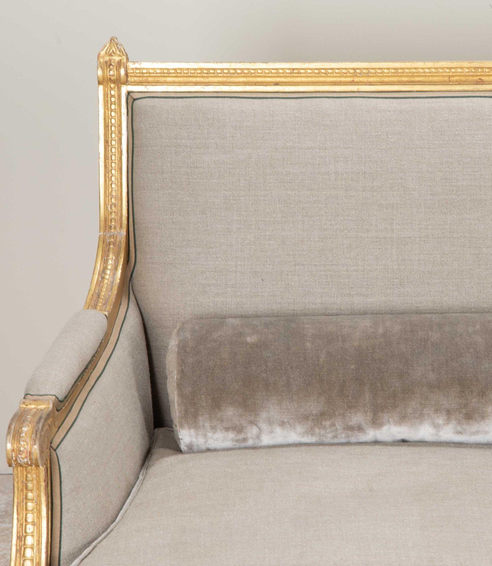 Sofá francés del siglo XX de madera dorada tallada de estilo neoclásico de Maison Jansen en venta 1