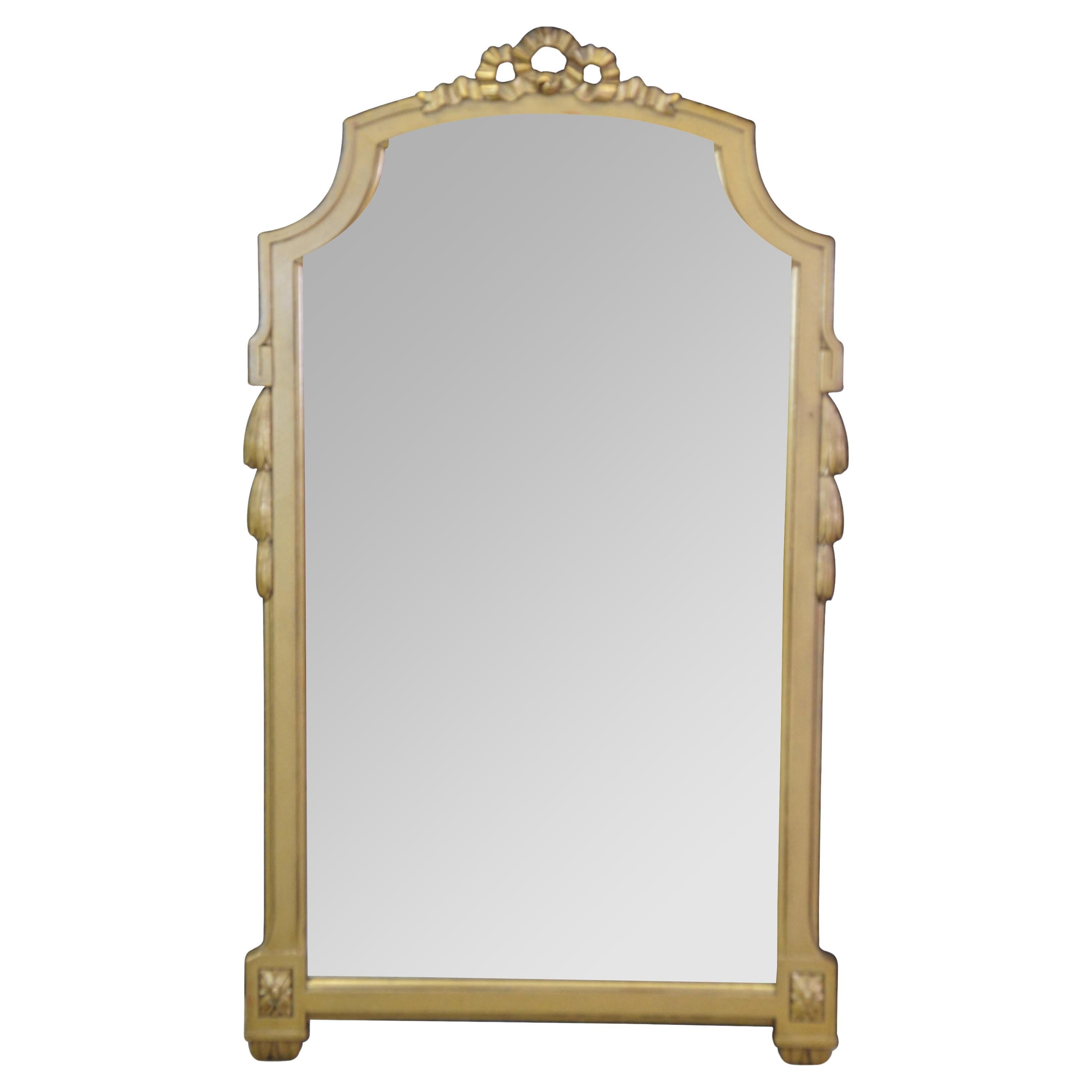 Miroir de salle de bain du 20e siècle, néoclassique français, doré, à suspendre au-dessus de la cheminée en vente