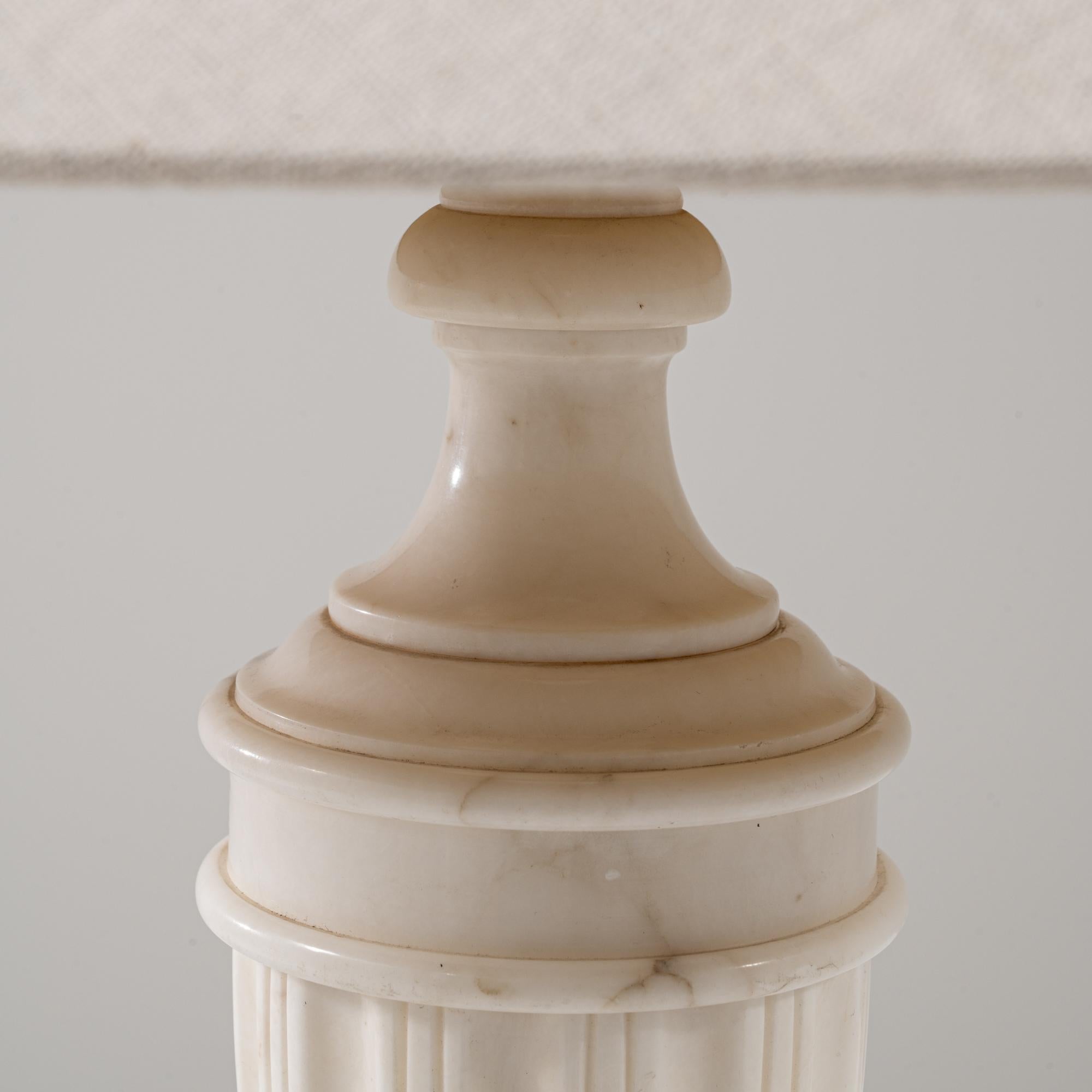 Lámpara de mesa de mármol neoclásica francesa del siglo XX en venta 5