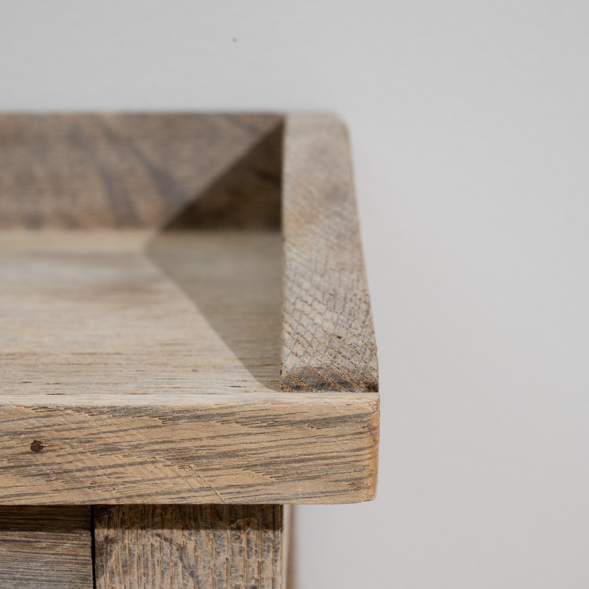 Questa cassettiera in legno neoclassica francese del XX secolo presenta linee classiche e pulite, gambe affusolate e una superficie splendidamente invecchiata che riflette la sua sobria eleganza. La patina chiara e naturale mette in risalto le