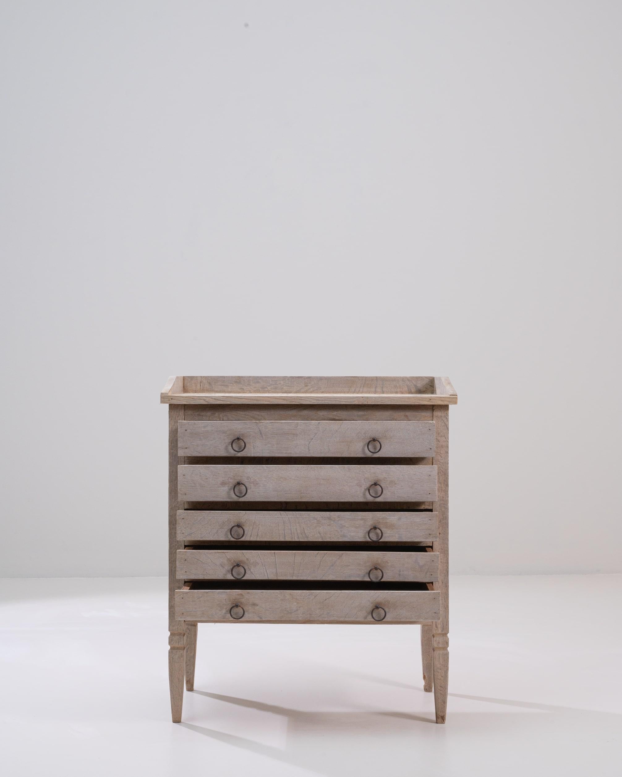 Cassettiera in legno neoclassica francese del XX secolo In condizioni buone in vendita a High Point, NC