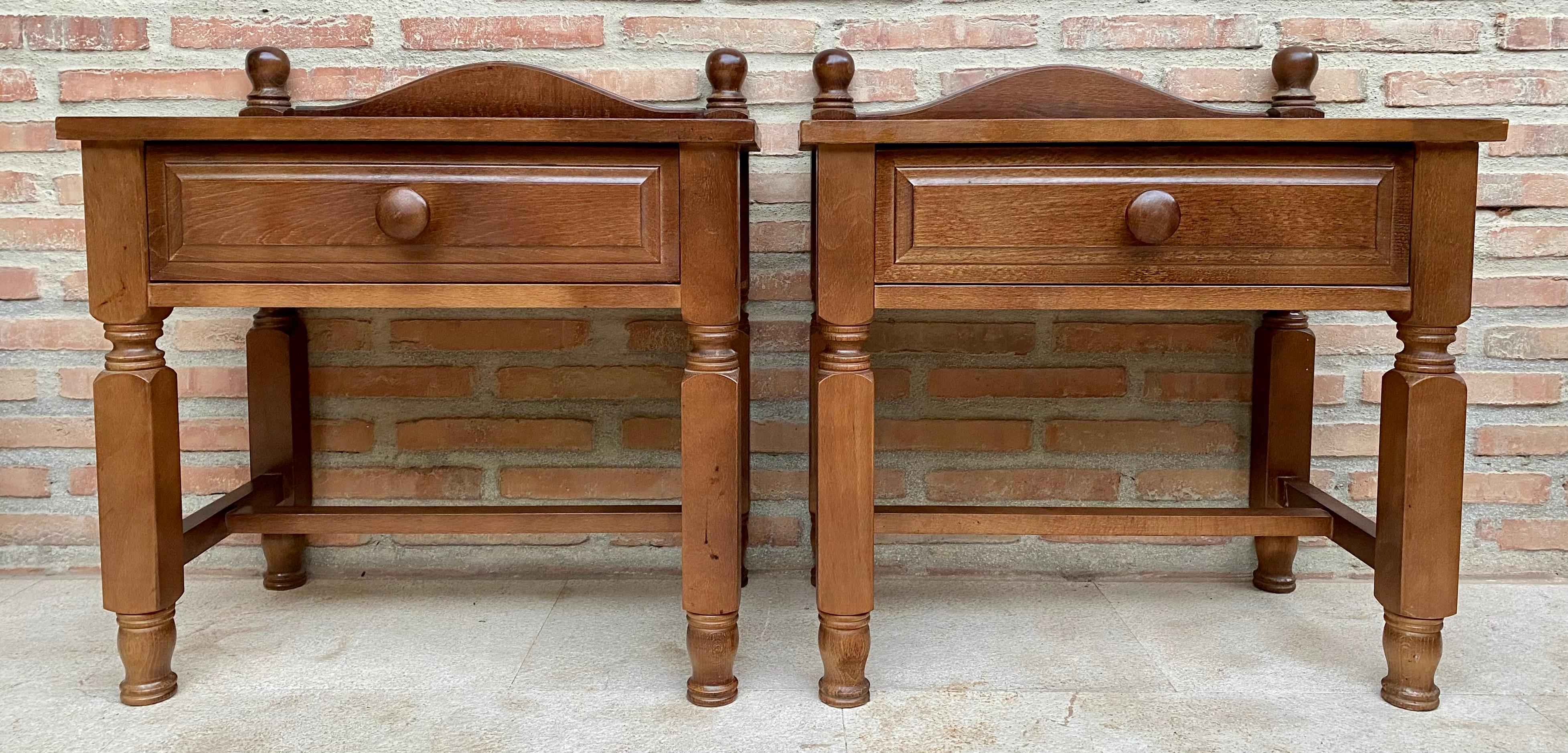 Paire de tables de nuit françaises du 20e siècle avec un tiroir et des ferrures en bois
Récemment restauré.