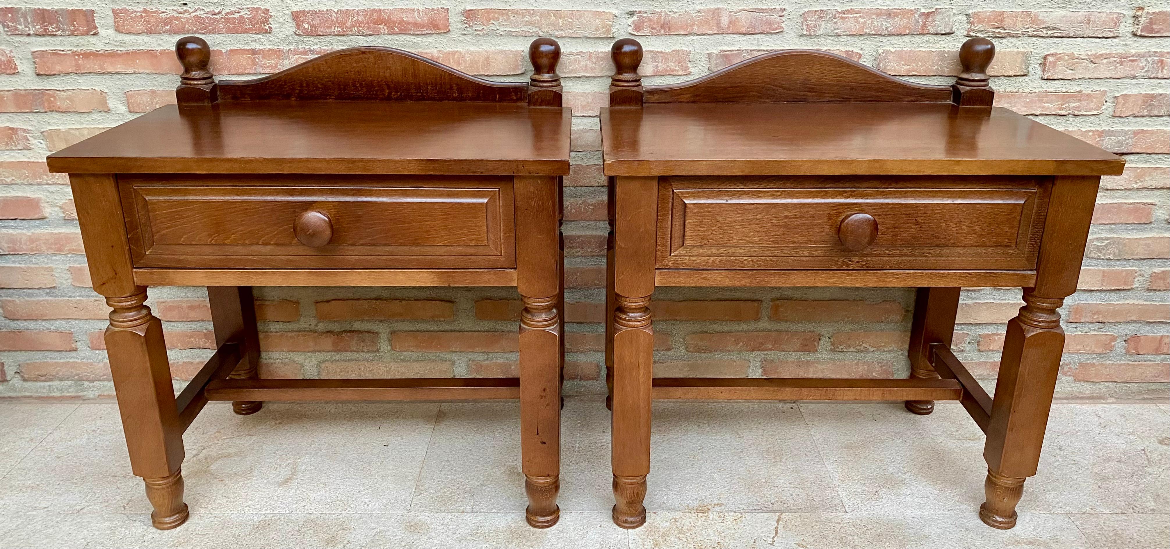 Provincial français Tables de chevet à un tiroir, France, 20e siècle, 1950, ensemble de 2 en vente