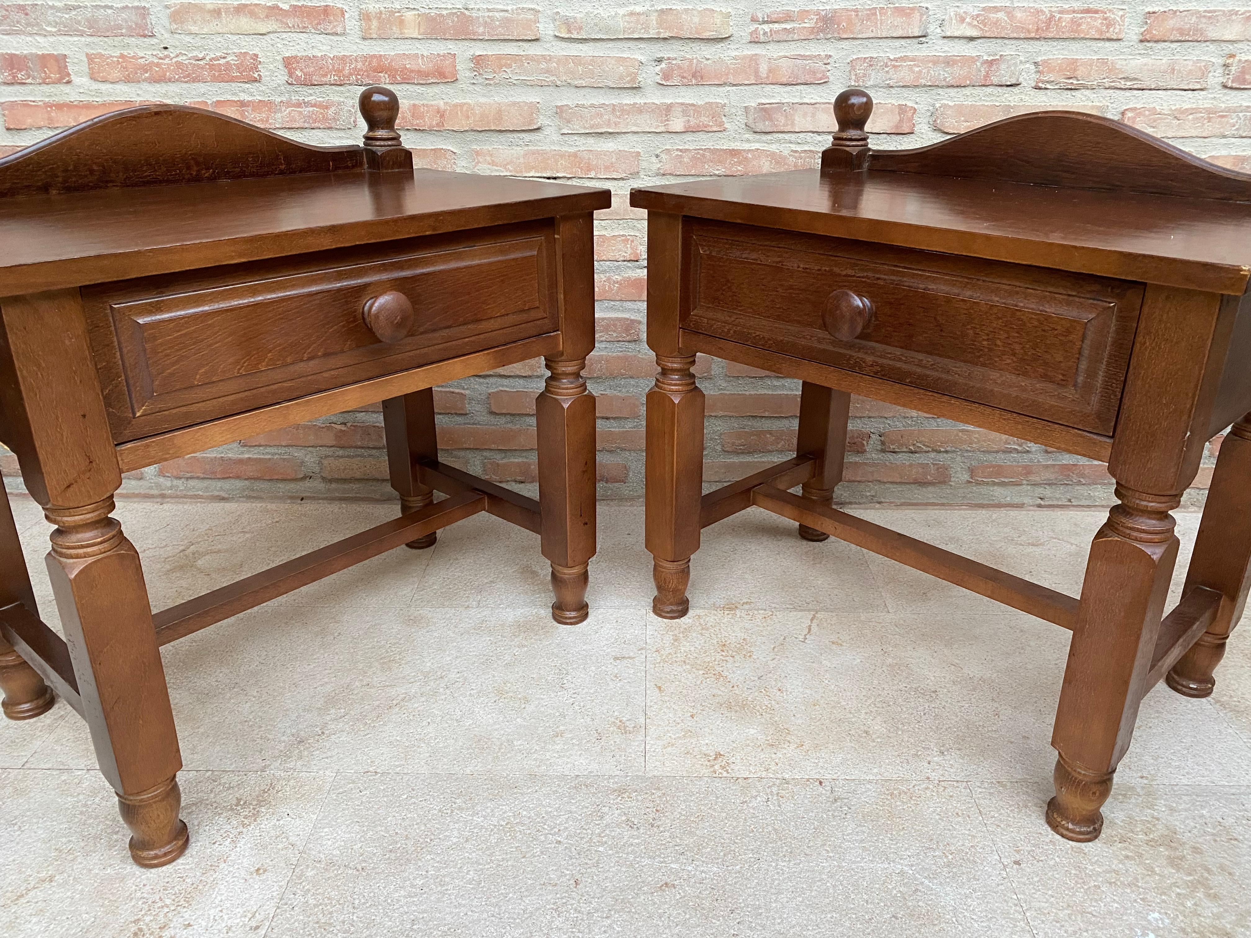 Noyer Tables de chevet à un tiroir, France, 20e siècle, 1950, ensemble de 2 en vente