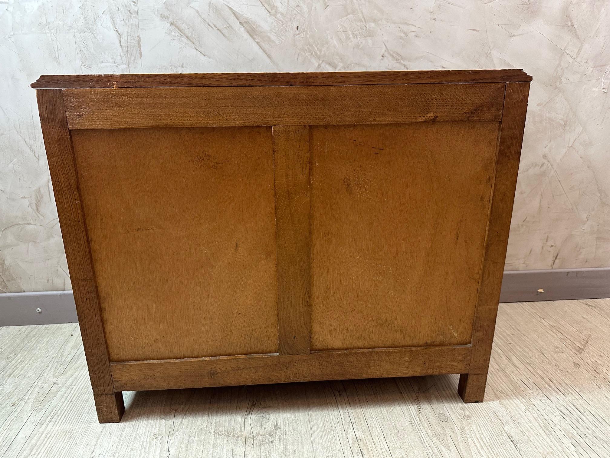 Cassettiera Art déco francese del XX secolo in Oak e ottone, anni '30 in vendita 3