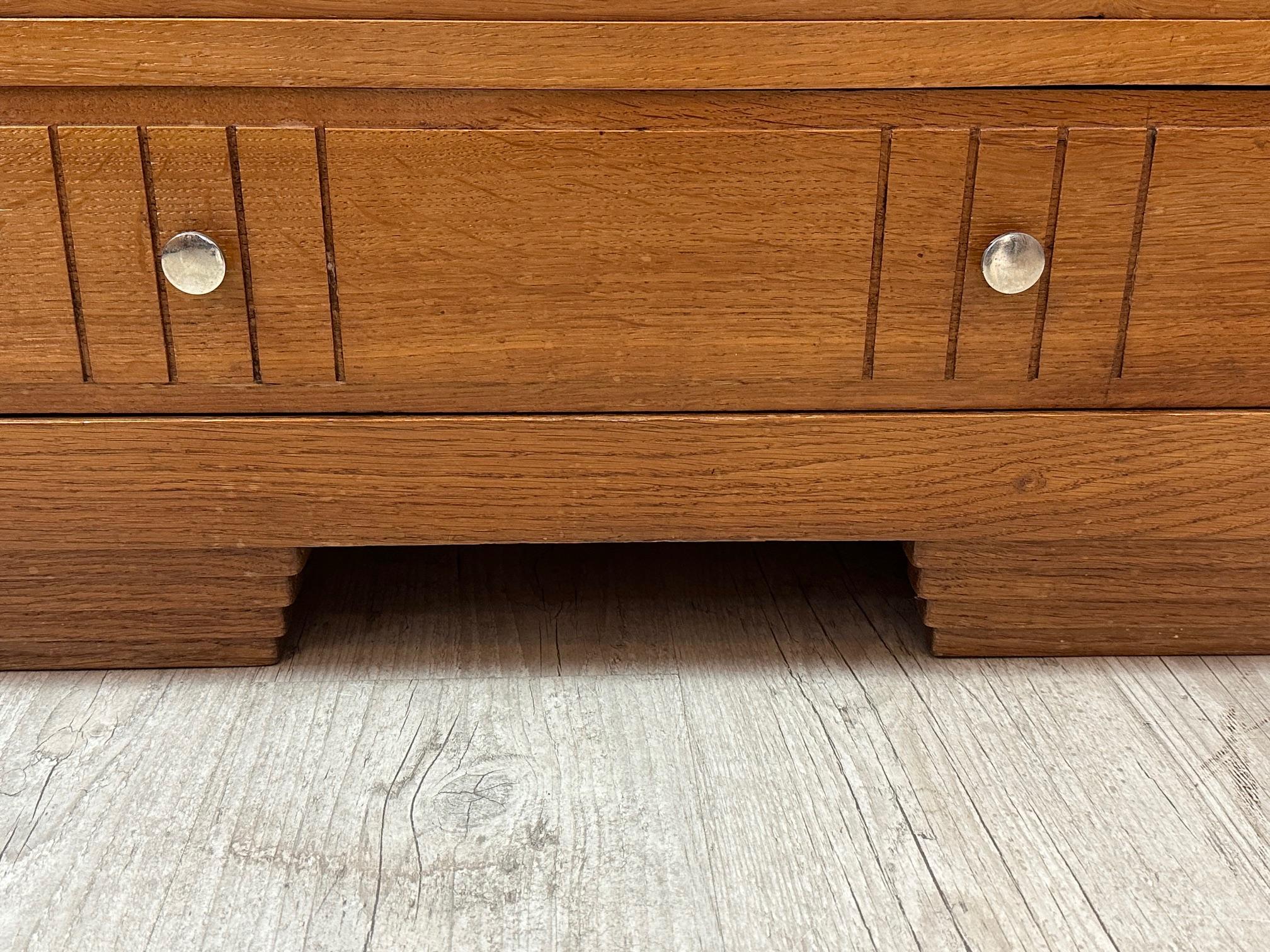 Francese Cassettiera Art déco francese del XX secolo in Oak e ottone, anni '30 in vendita