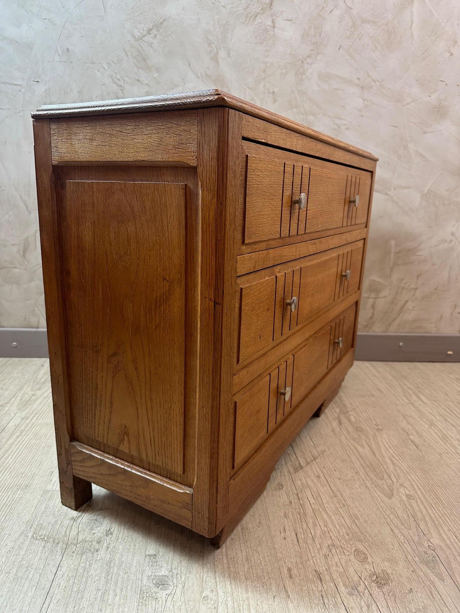 Cassettiera Art déco francese del XX secolo in Oak e ottone, anni '30 In condizioni buone in vendita a LEGNY, FR