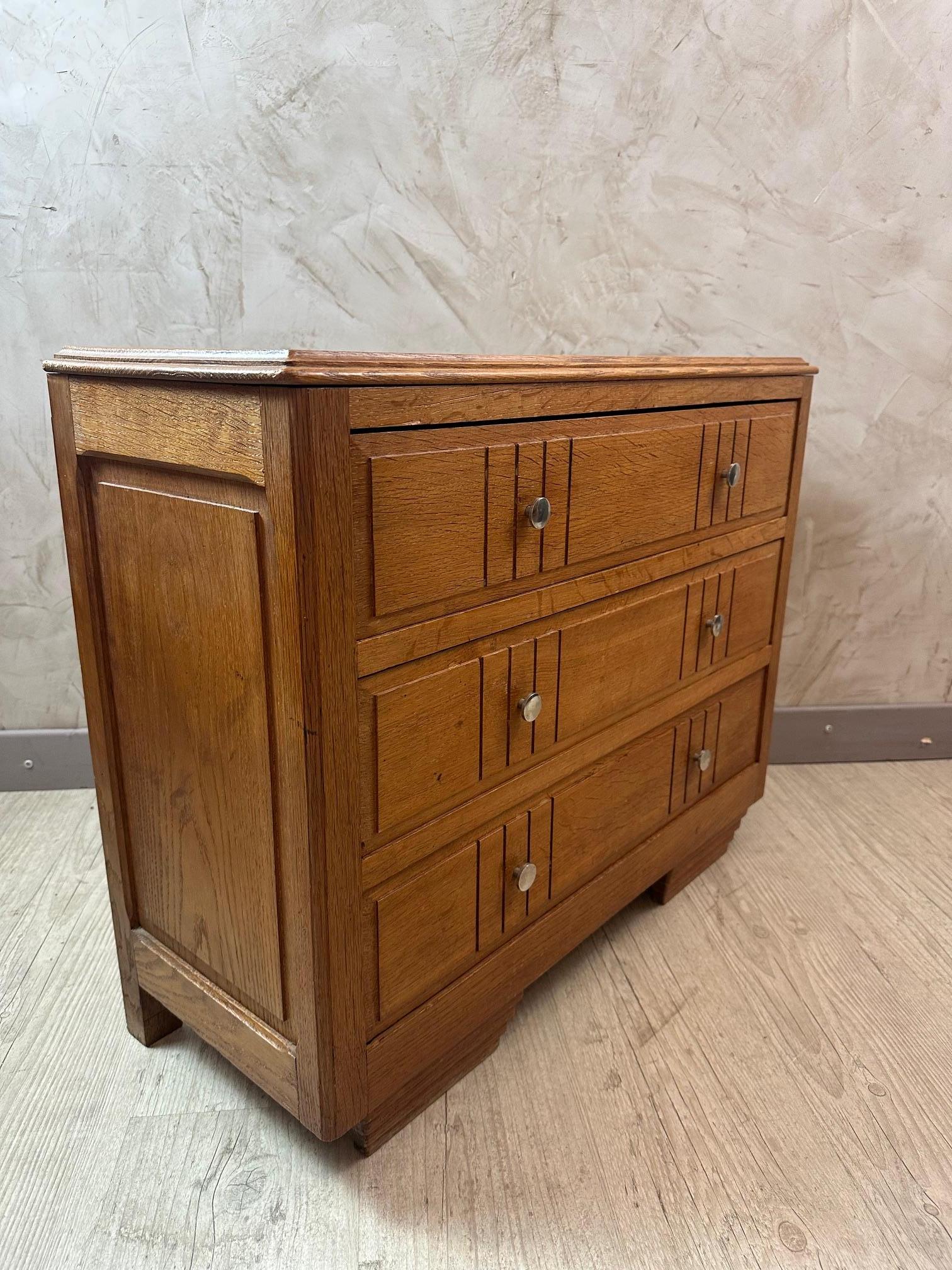 Metà XX secolo Cassettiera Art déco francese del XX secolo in Oak e ottone, anni '30 in vendita