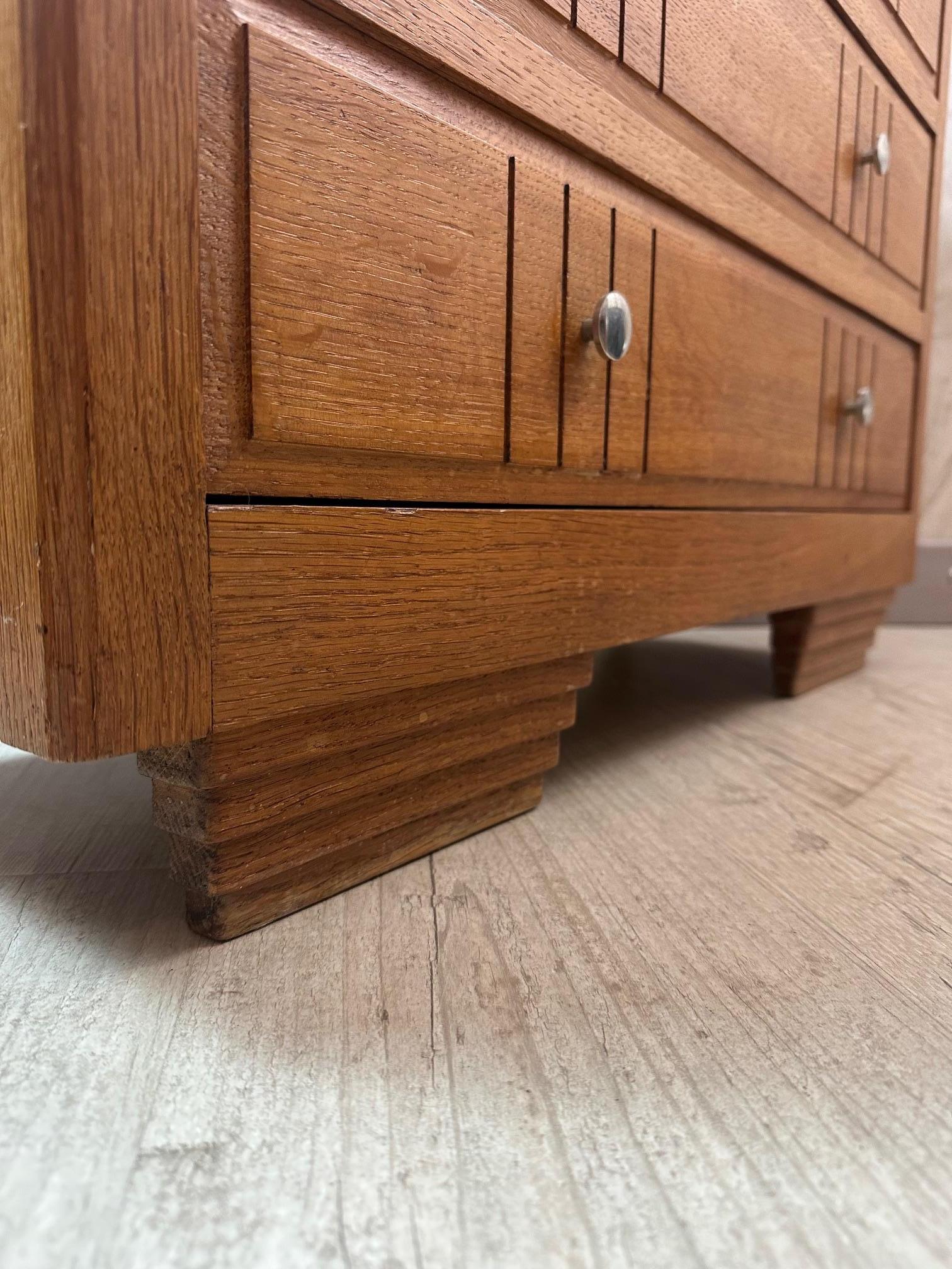 Ottone Cassettiera Art déco francese del XX secolo in Oak e ottone, anni '30 in vendita