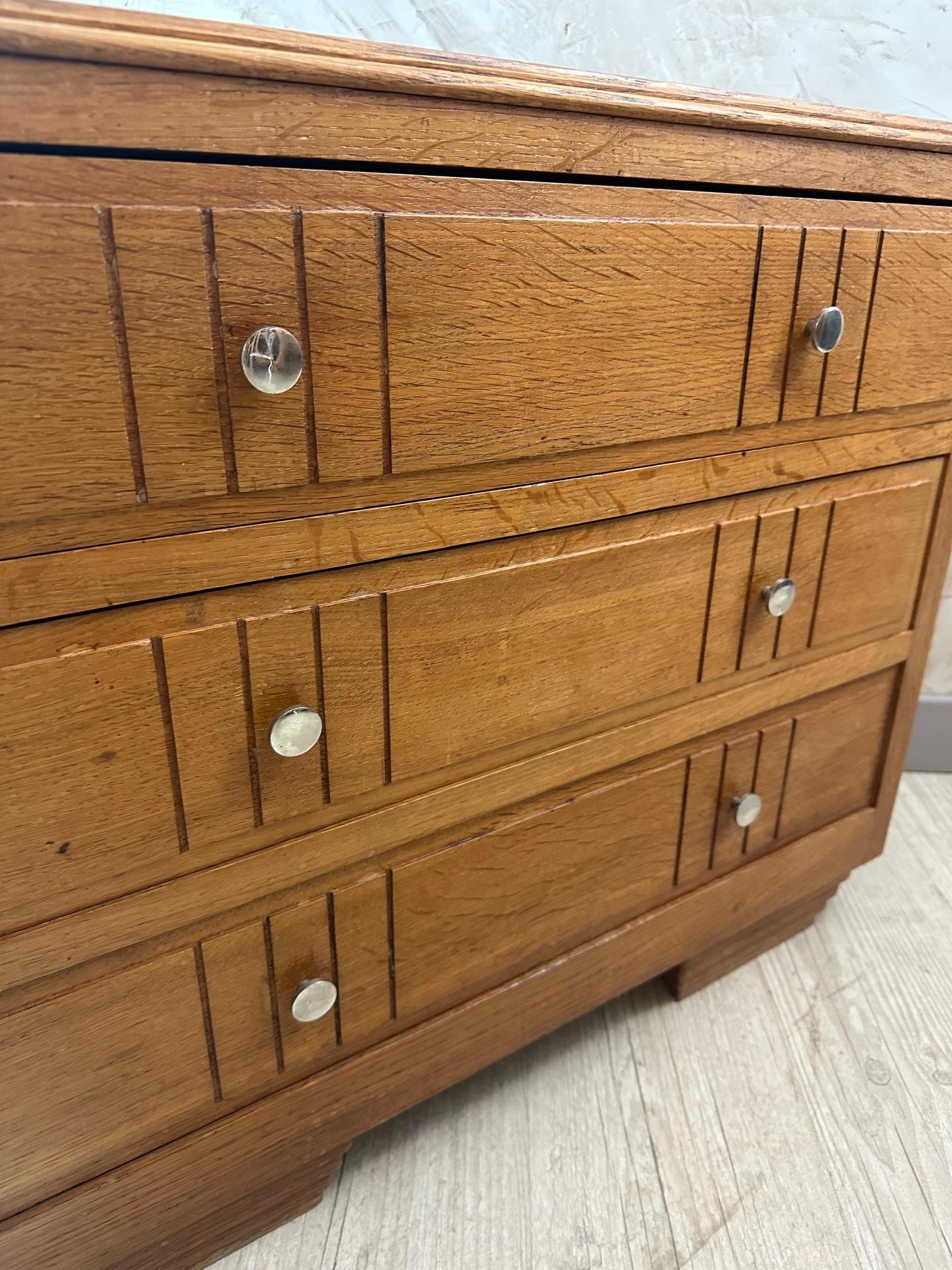 Cassettiera Art déco francese del XX secolo in Oak e ottone, anni '30 in vendita 2