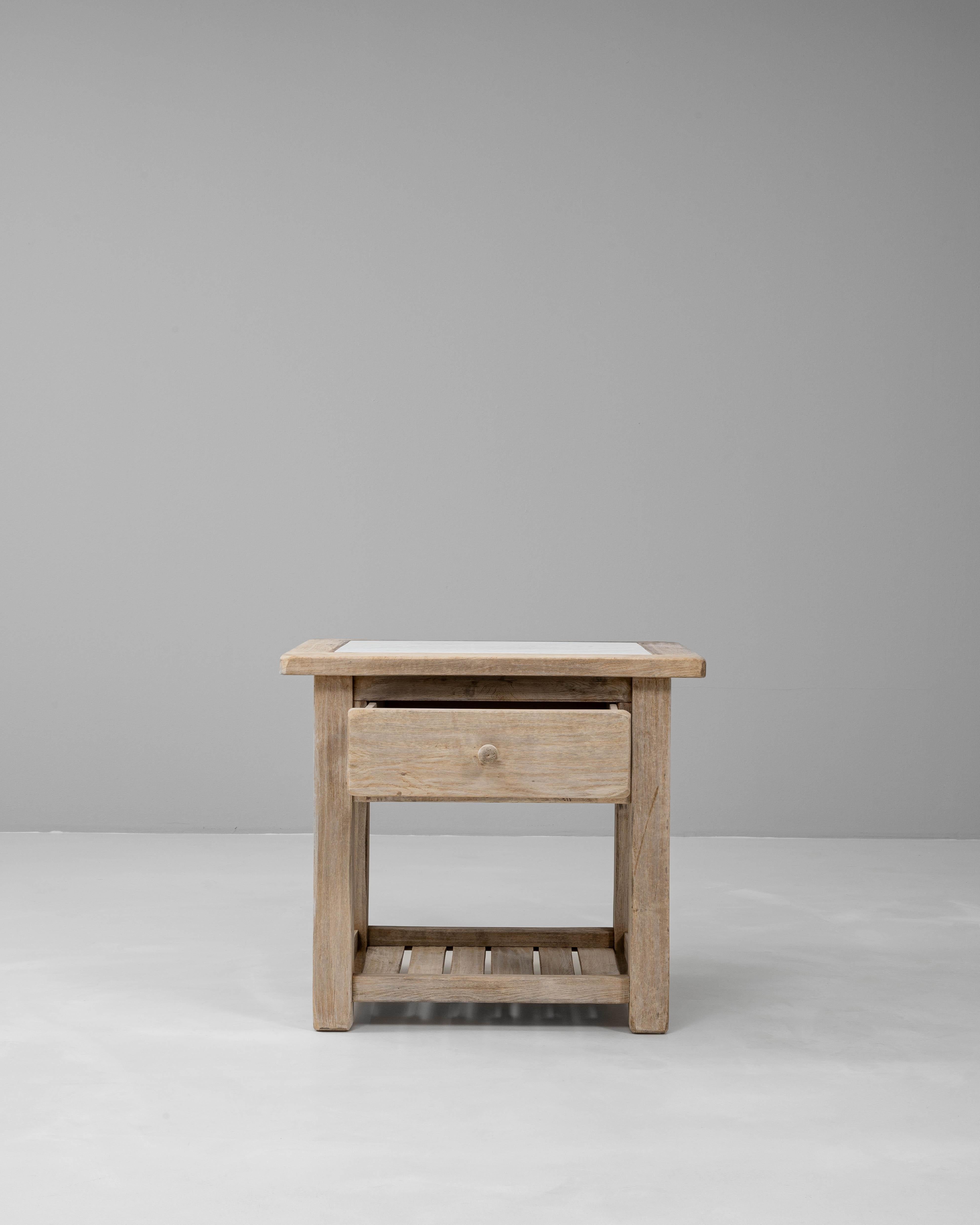 Français Table de chevet en Oak Oak français du 20ème siècle avec plateau en marbre en vente