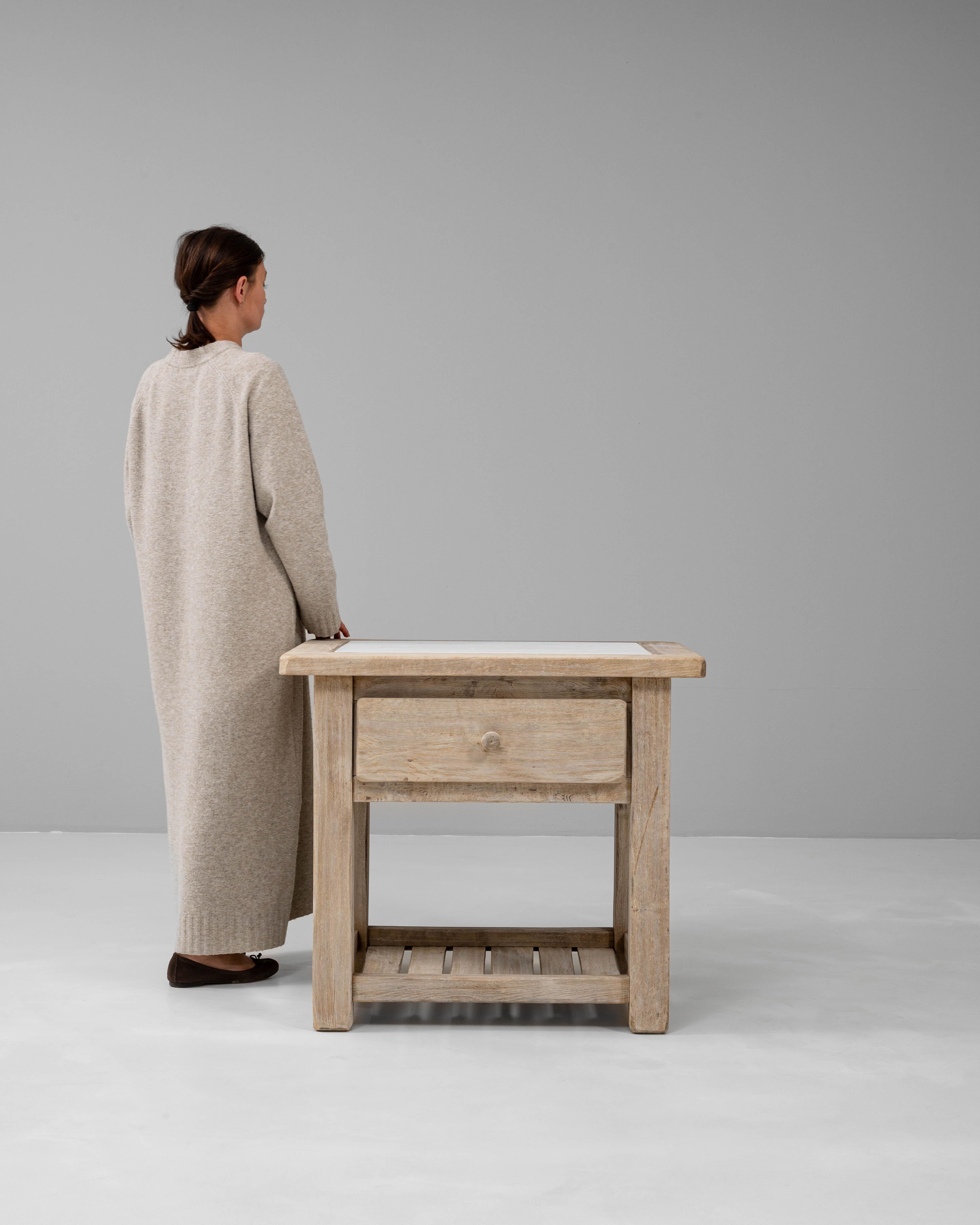 Table de chevet en Oak Oak français du 20ème siècle avec plateau en marbre Bon état - En vente à High Point, NC