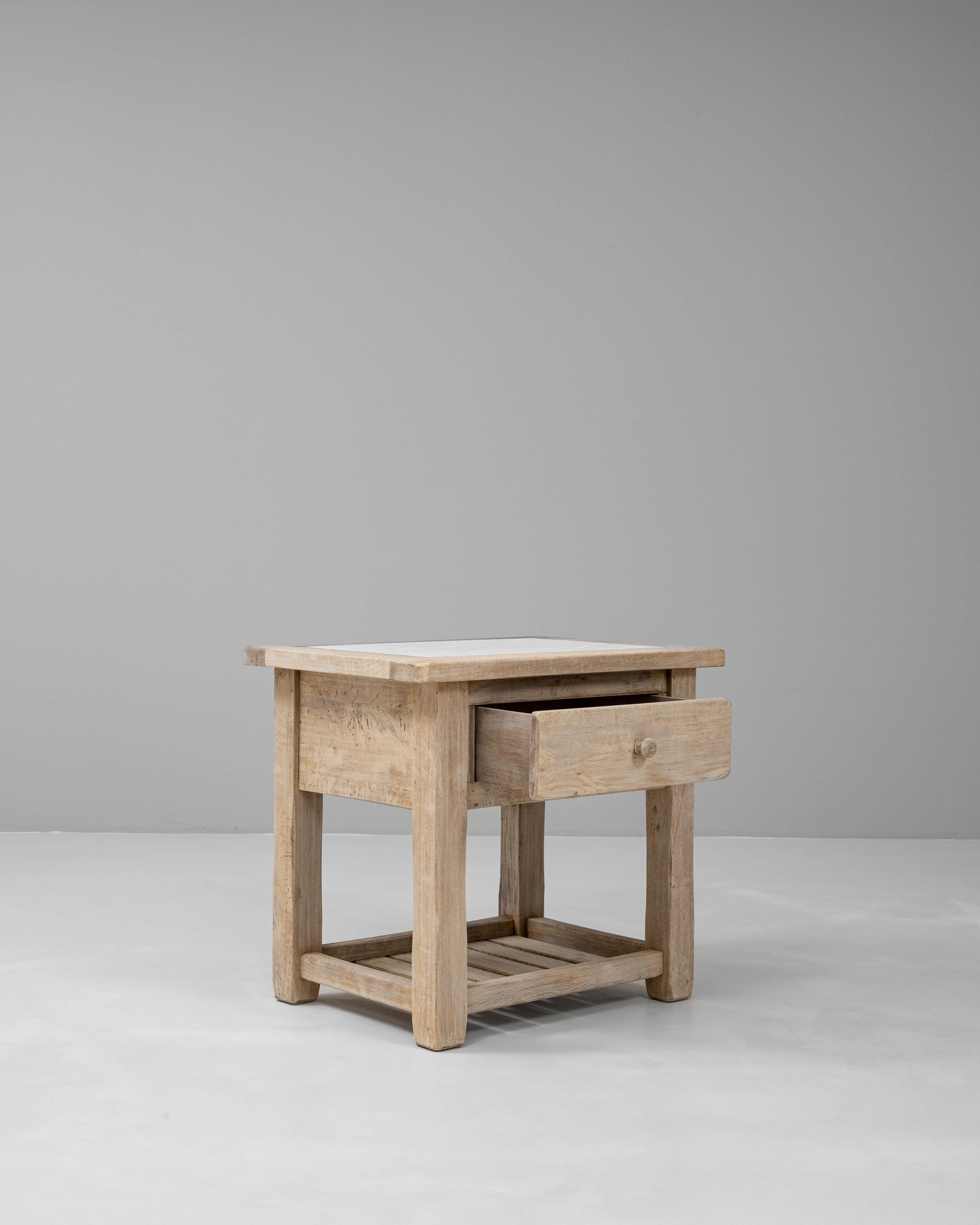 Marbre Table de chevet en Oak Oak français du 20ème siècle avec plateau en marbre en vente
