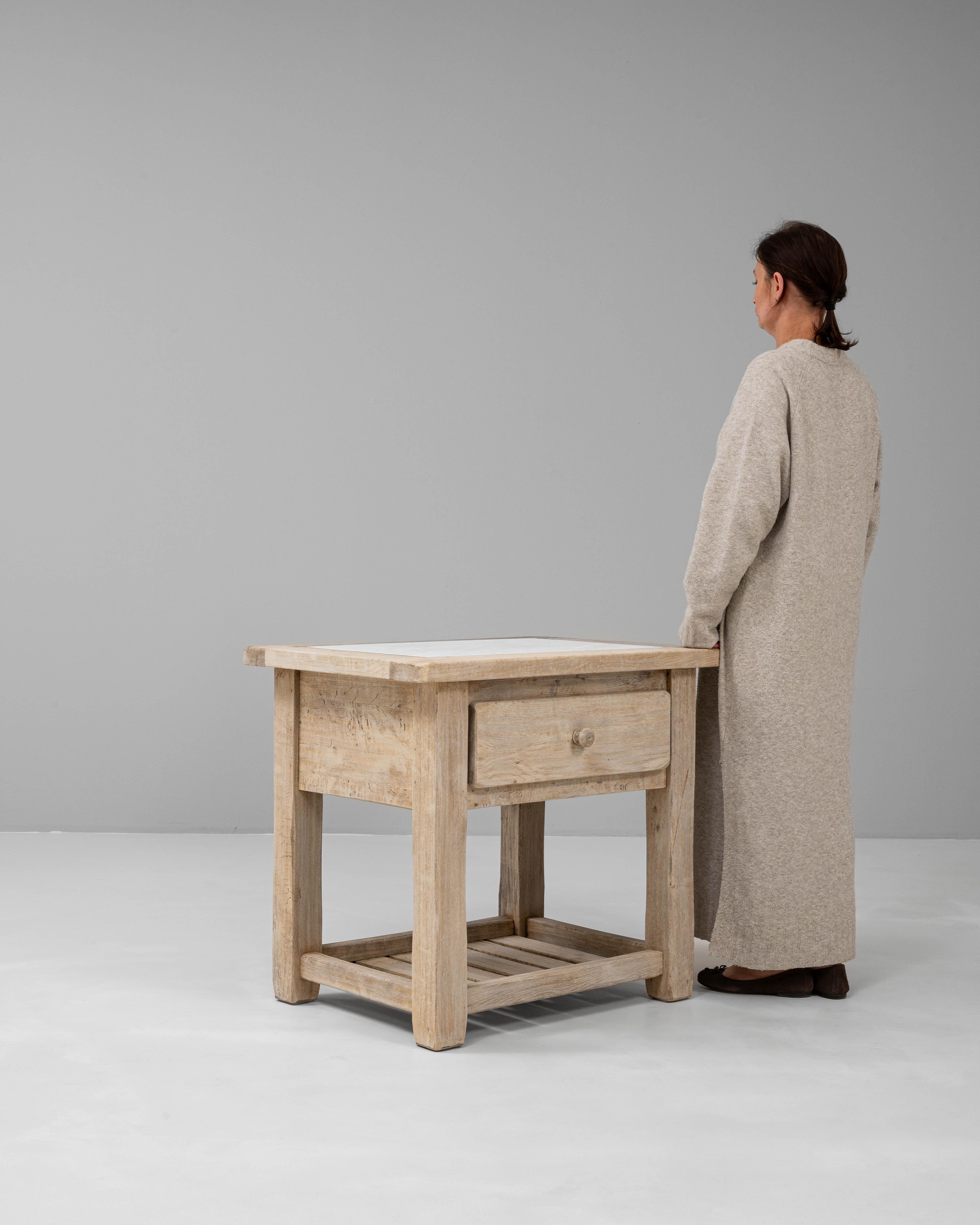 Table de chevet en Oak Oak français du 20ème siècle avec plateau en marbre en vente 1