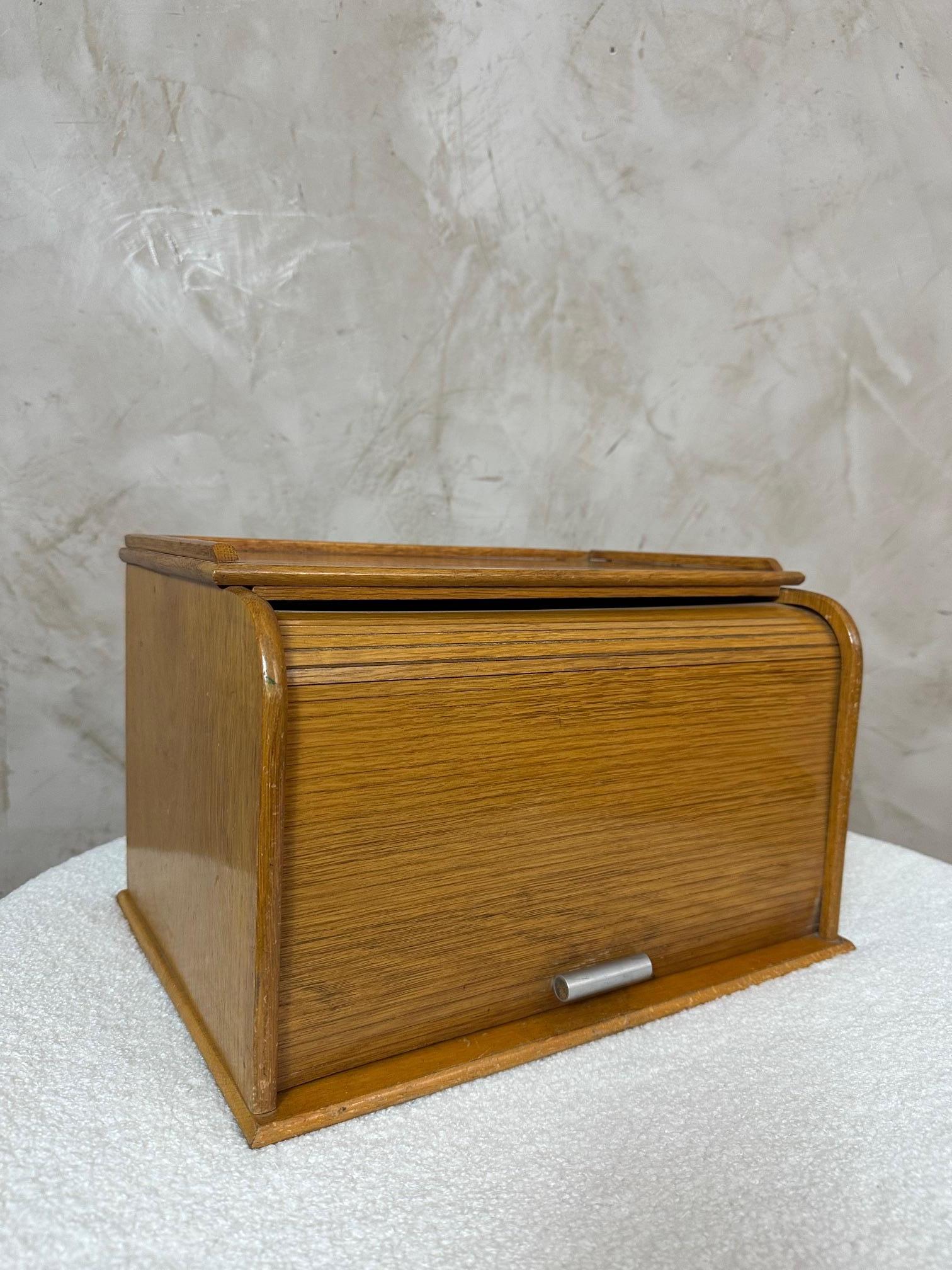 Charmanter kleiner Eichen-Tambourschrank aus den 1950er Jahren, ideal für die Aufbewahrung von Post, Dokumenten, Verwaltungsunterlagen, Bürozubehör oder alltäglichen Kleinigkeiten.

Wunderschön aus Massivholz gefertigt, mit abgerundeter Front.
Ein