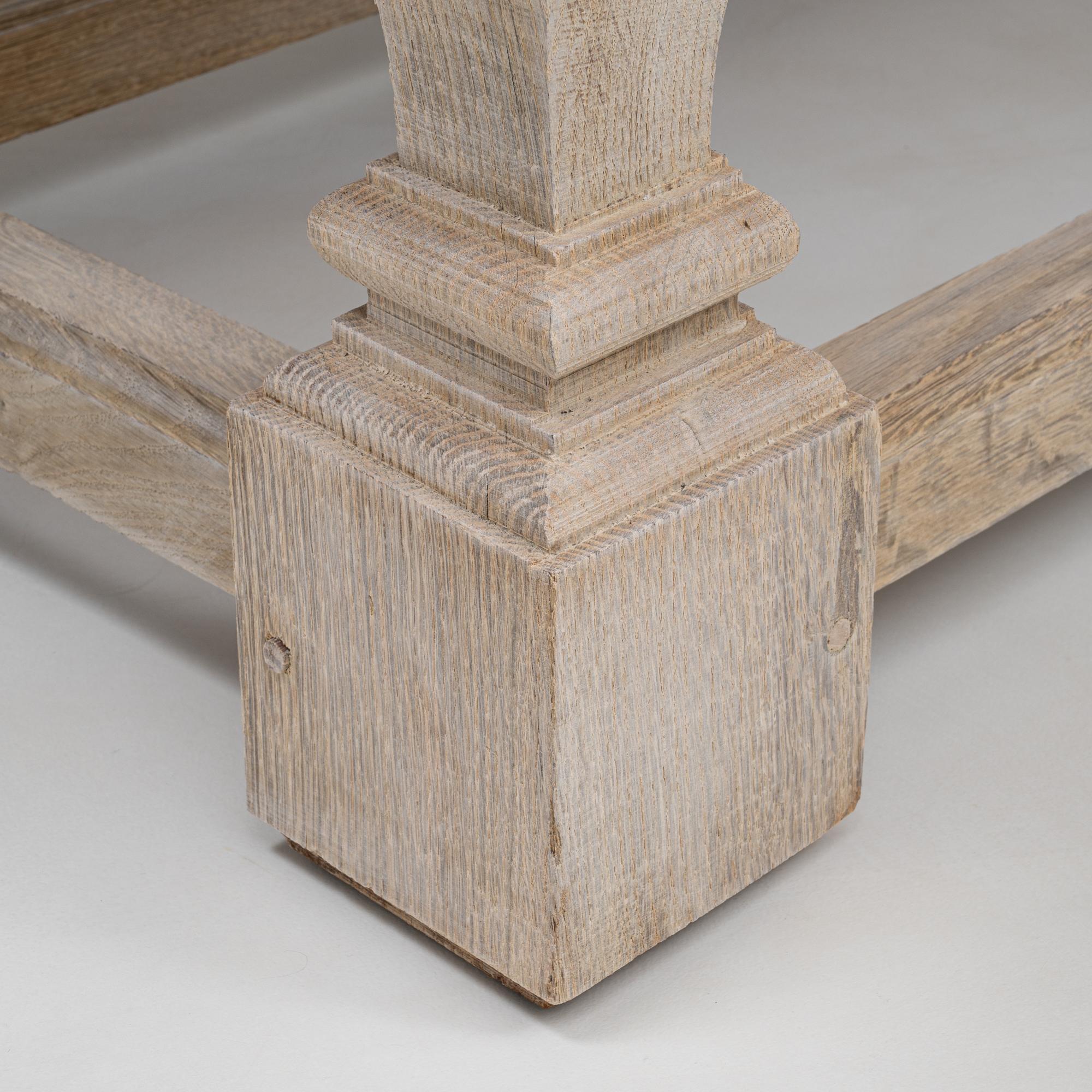 Mesa de comedor francesa de roble del siglo XX en venta 7