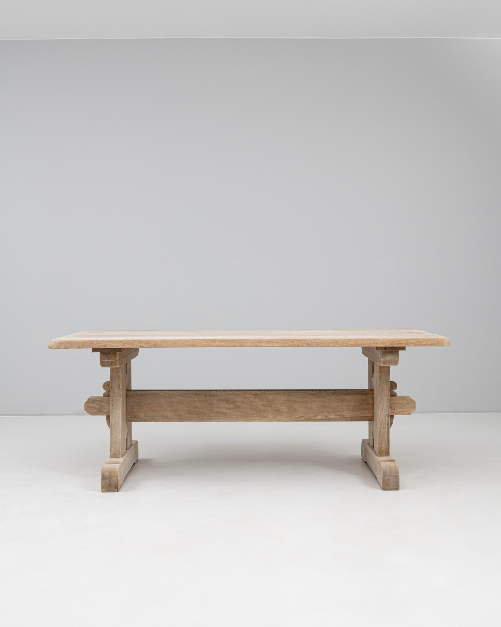 Table de salle à manger en chêne français du 20e siècle, qui témoigne du savoir-faire et de la durabilité caractéristiques de la menuiserie française traditionnelle. La construction en chêne massif se caractérise par un plateau rectangulaire aux