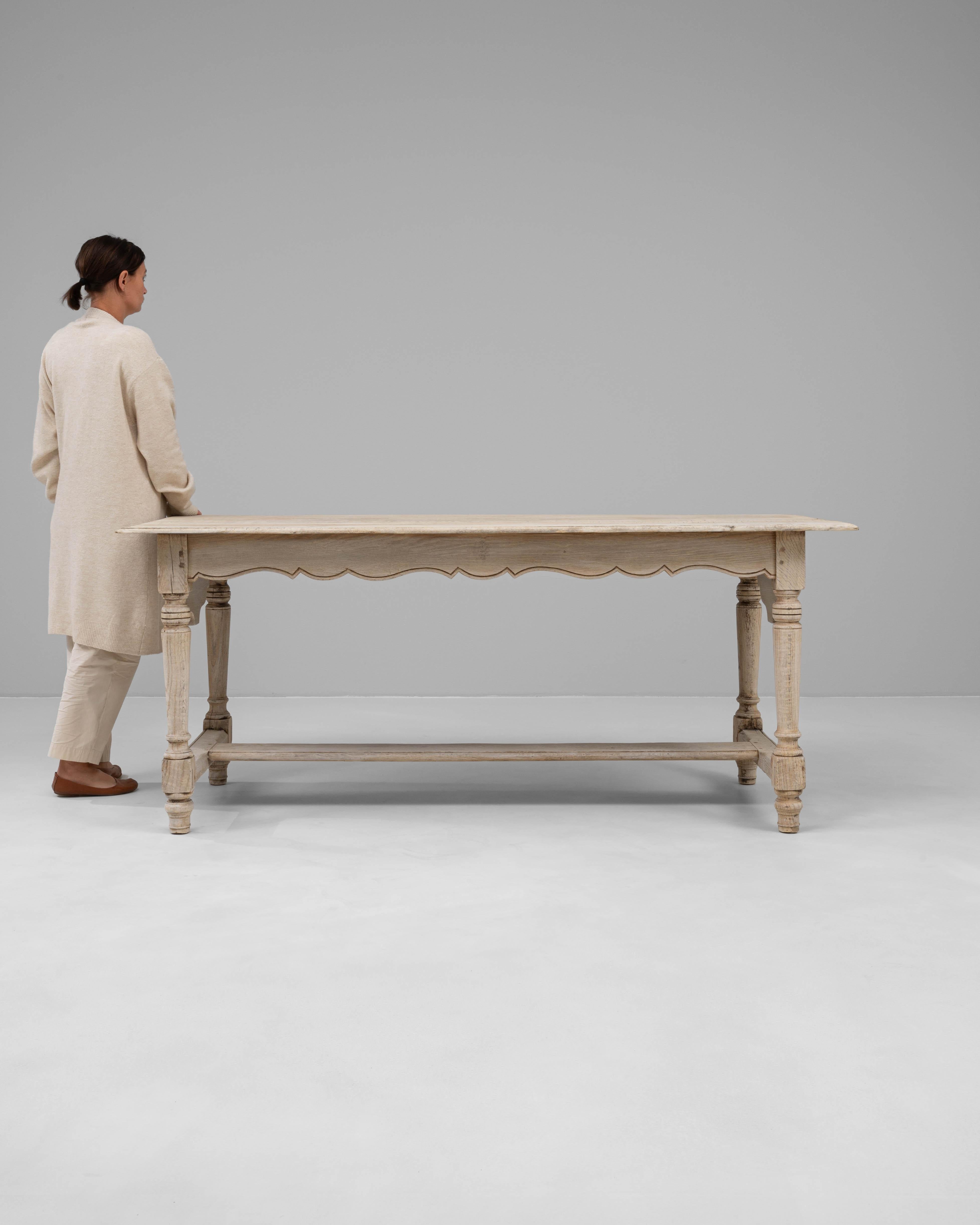 Français Table de salle à manger en Oak français du 20e siècle en vente